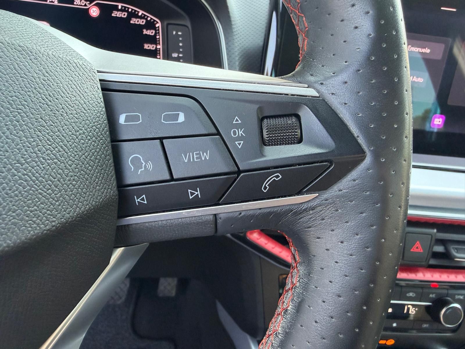 Fahrzeugabbildung SEAT Arona 1,5 TSI FR DSG >LED+NAVI+SHZ+KAM+ACC+DAB+
