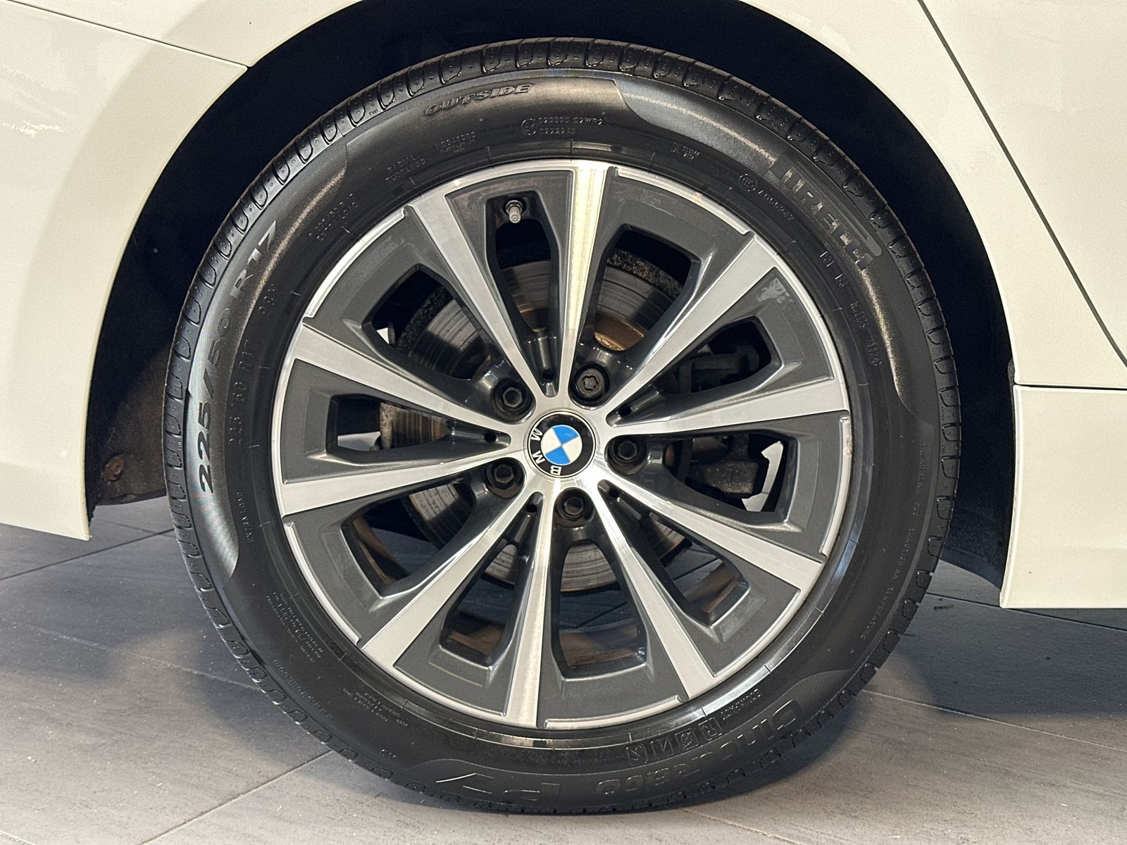 Fahrzeugabbildung BMW 320d Touring xDrive Sport-Line NAV+LED+AHK+HIFI