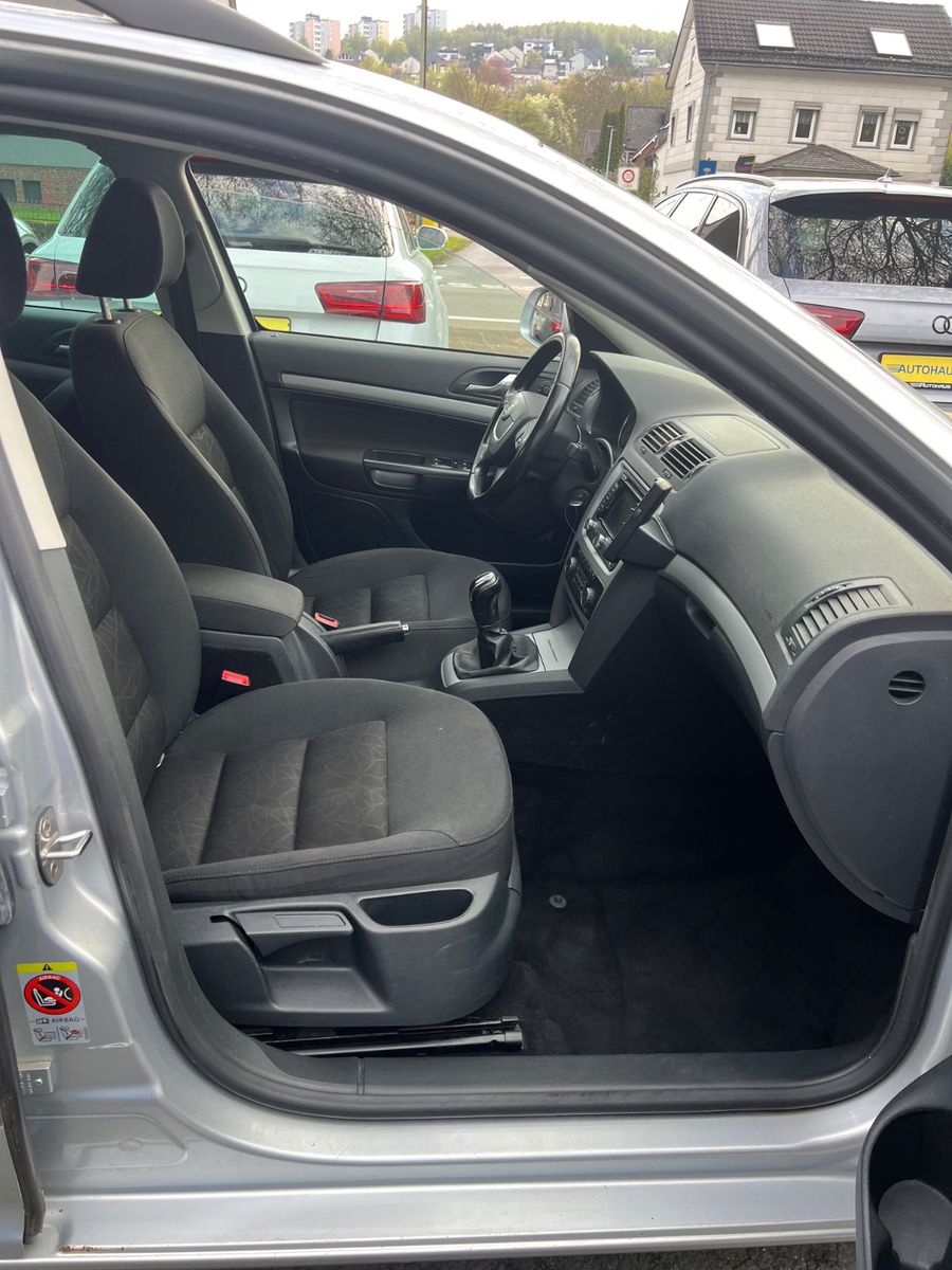 Fahrzeugabbildung SKODA Octavia 1.6 TDI Combi Family * NAVI *AHK*
