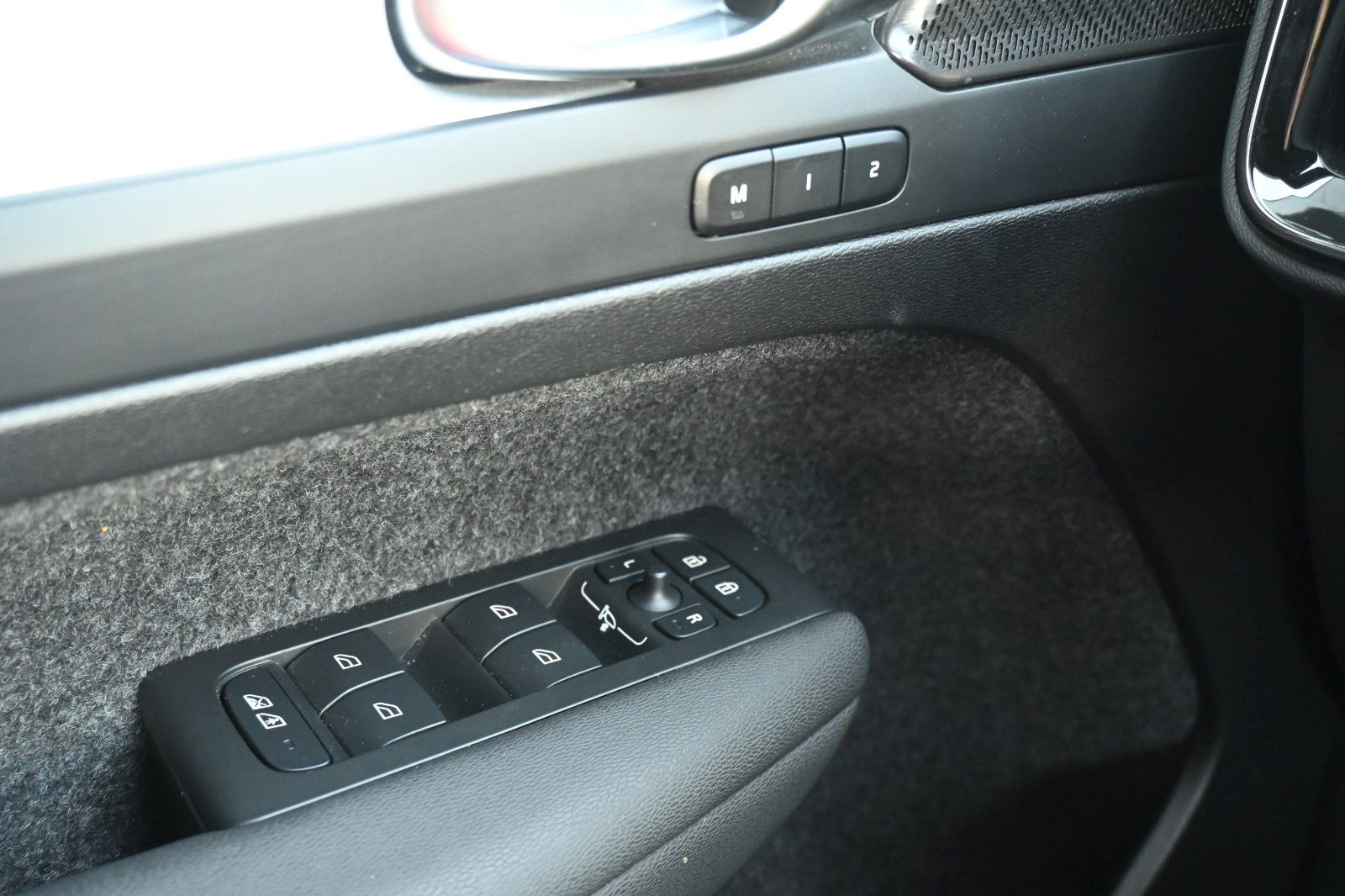 Fahrzeugabbildung Volvo XC40 B3 DKG Plus Dark*FSHZG*360°*ACC