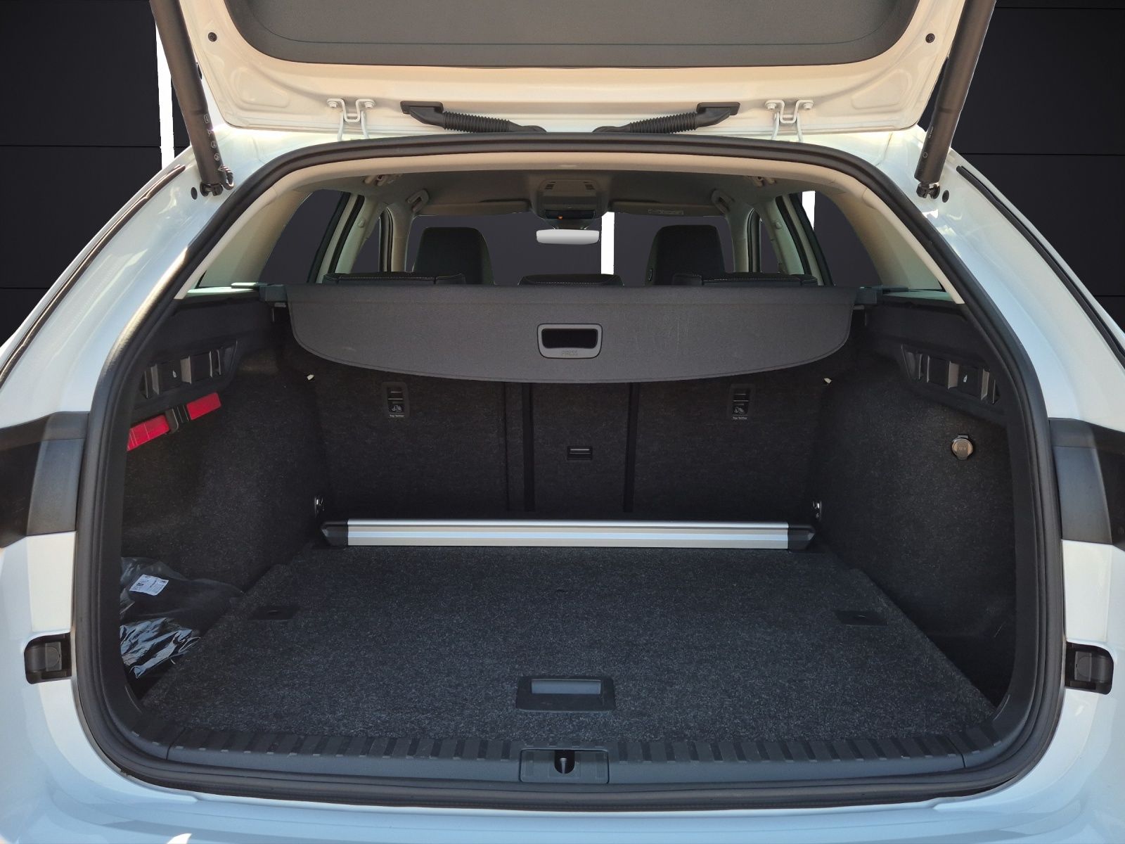 Fahrzeugabbildung SKODA Octavia Combi TDI Selection DSG Matrix Navi ACC