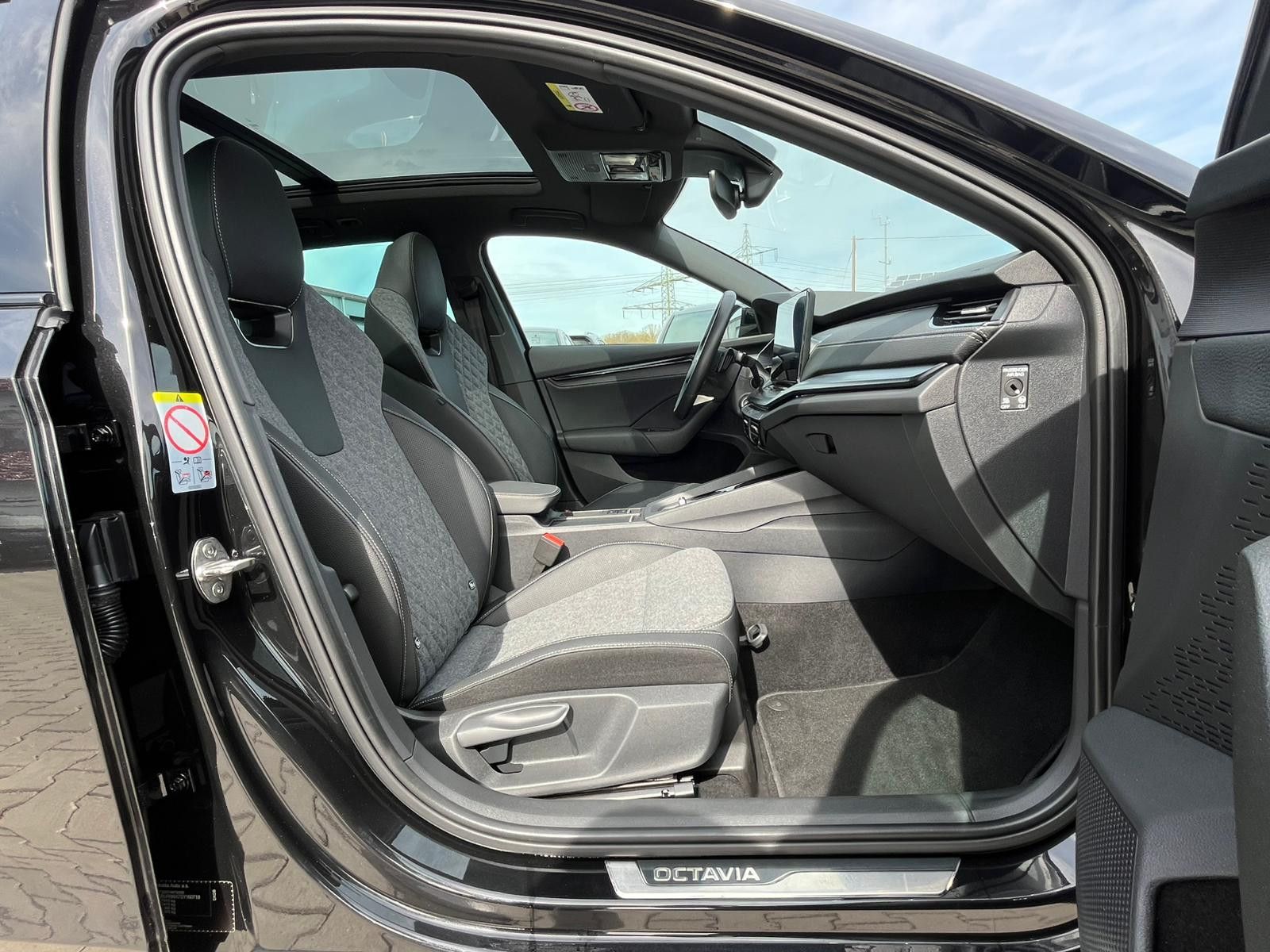 Fahrzeugabbildung SKODA Octavia 1.5 DSG Sportline PANO*MATRIX*AHK*5J.GAR