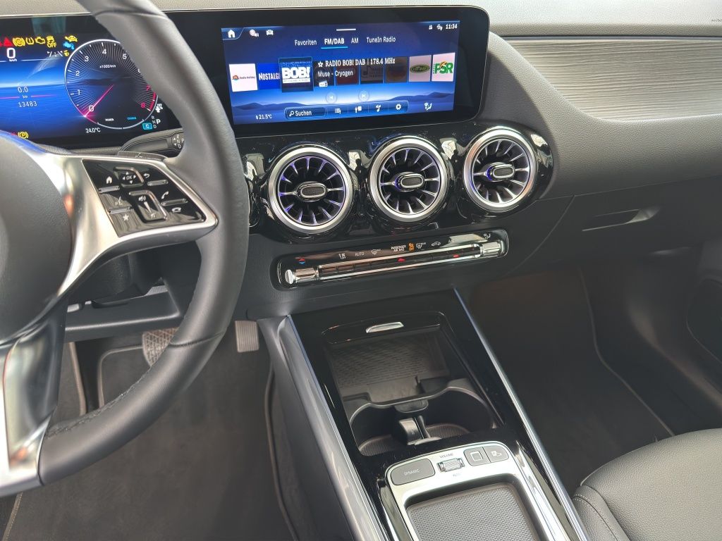 Fahrzeugabbildung Mercedes-Benz B 200 Pano*SD*KeyLess*LED*PDC*ParkAss*SpurH*ACC