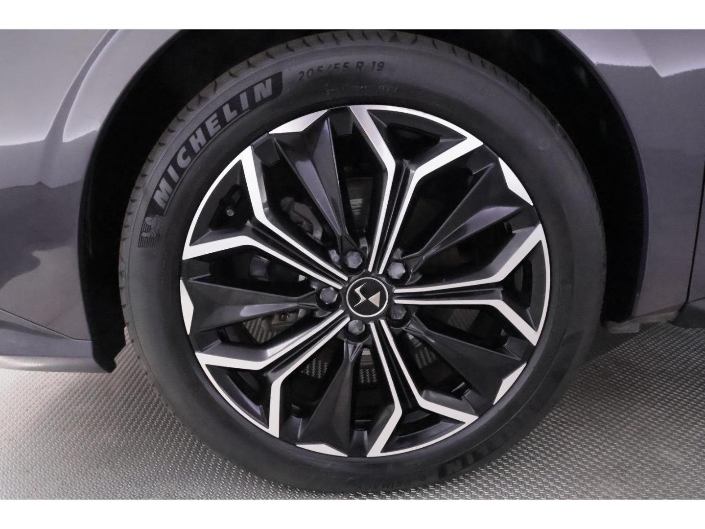 DS Automobiles DS4 1.2PT Aut.130 Etoile Alcantara+LED+HUD+TEMPO