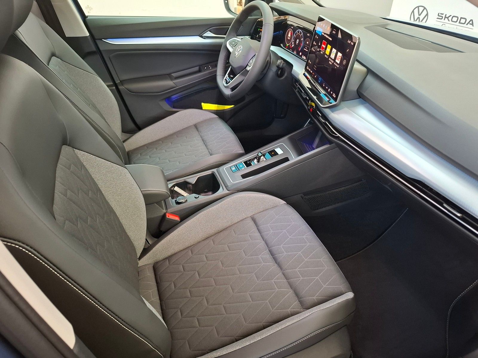 Fahrzeugabbildung Volkswagen Golf VIII Lim. 1.5 eTSI 85 kW Energy +Ganzjahres