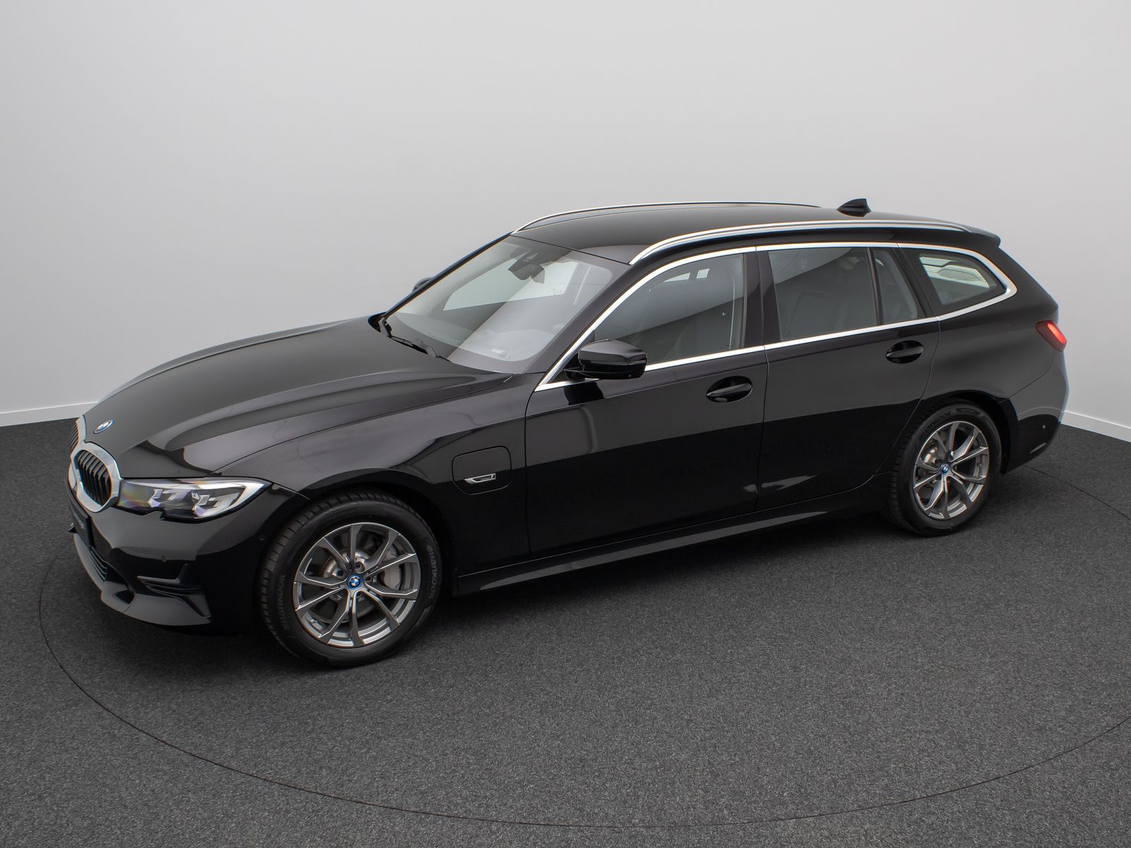 Fahrzeugabbildung BMW 330e Sport Line 360°Alarm HUD DAB HiFi Fernlicht