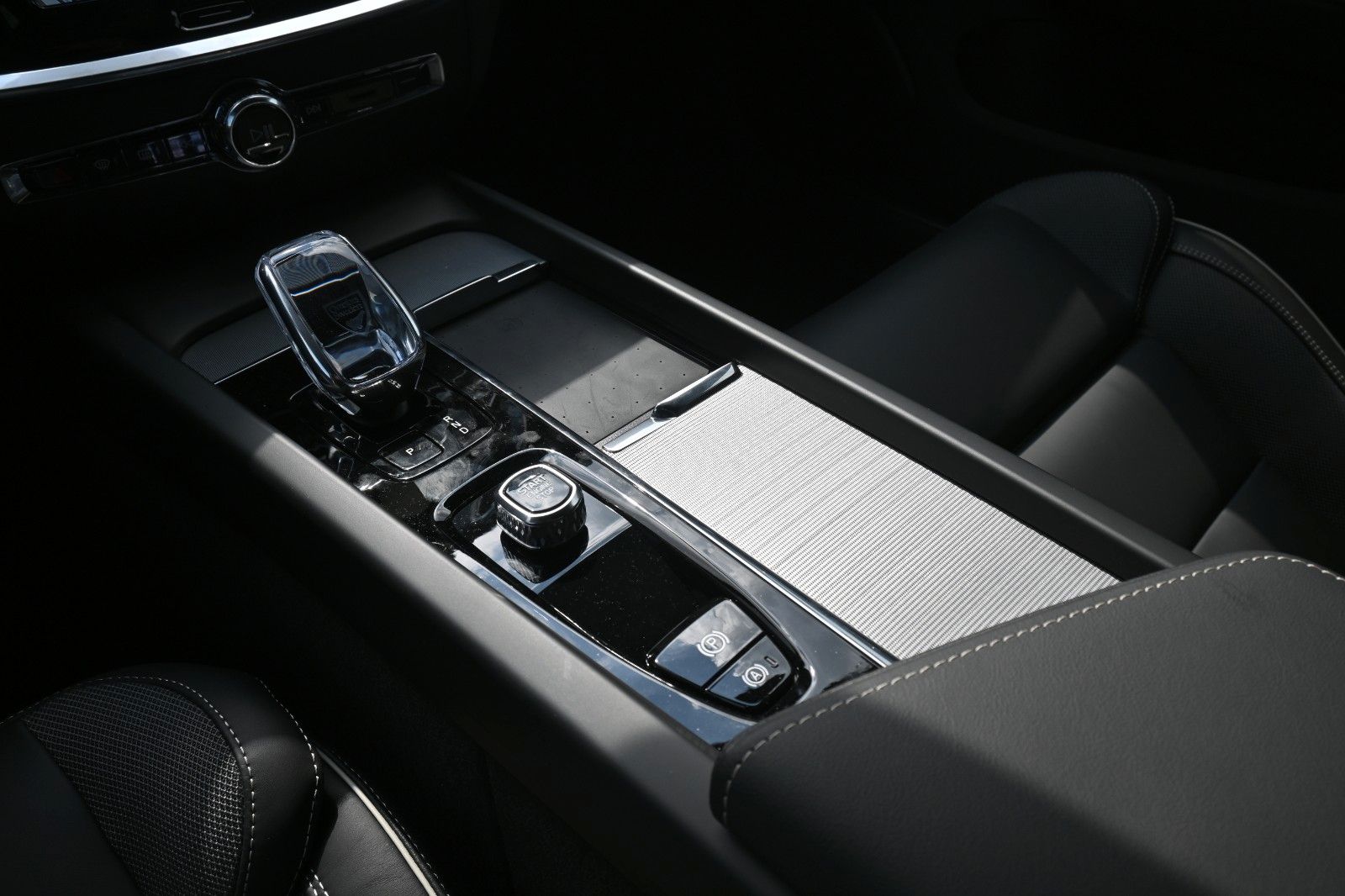 Fahrzeugabbildung Volvo V60 B4 Benzin DKG Plus Dark*FSHZG*360°*ACC*AHK