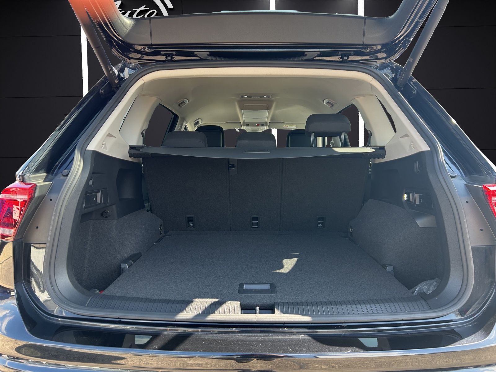 Fahrzeugabbildung Volkswagen Tiguan Allspace Life TDI IQ.Light ACC AHK SH LRH