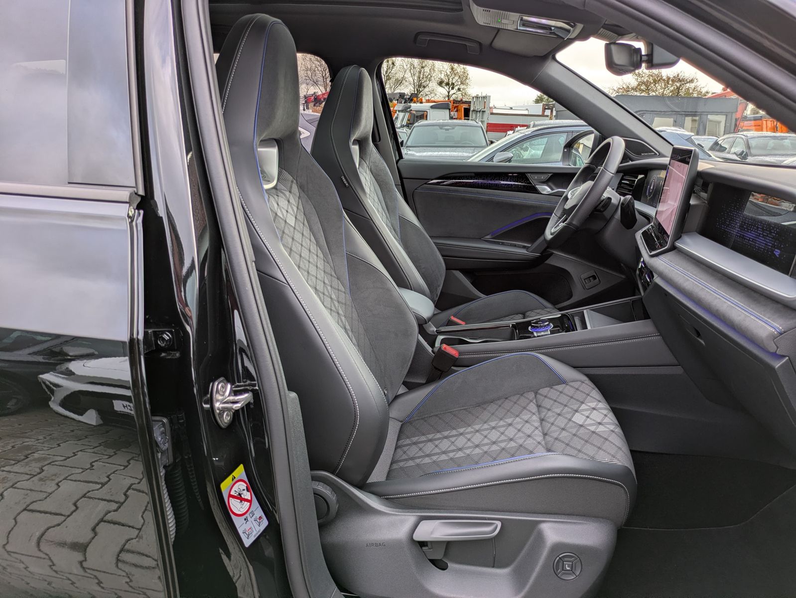 Fahrzeugabbildung Volkswagen Tayron 2.0 TDI 4M R-Line 7Si*MATRIX*AHK*PANO*HUD