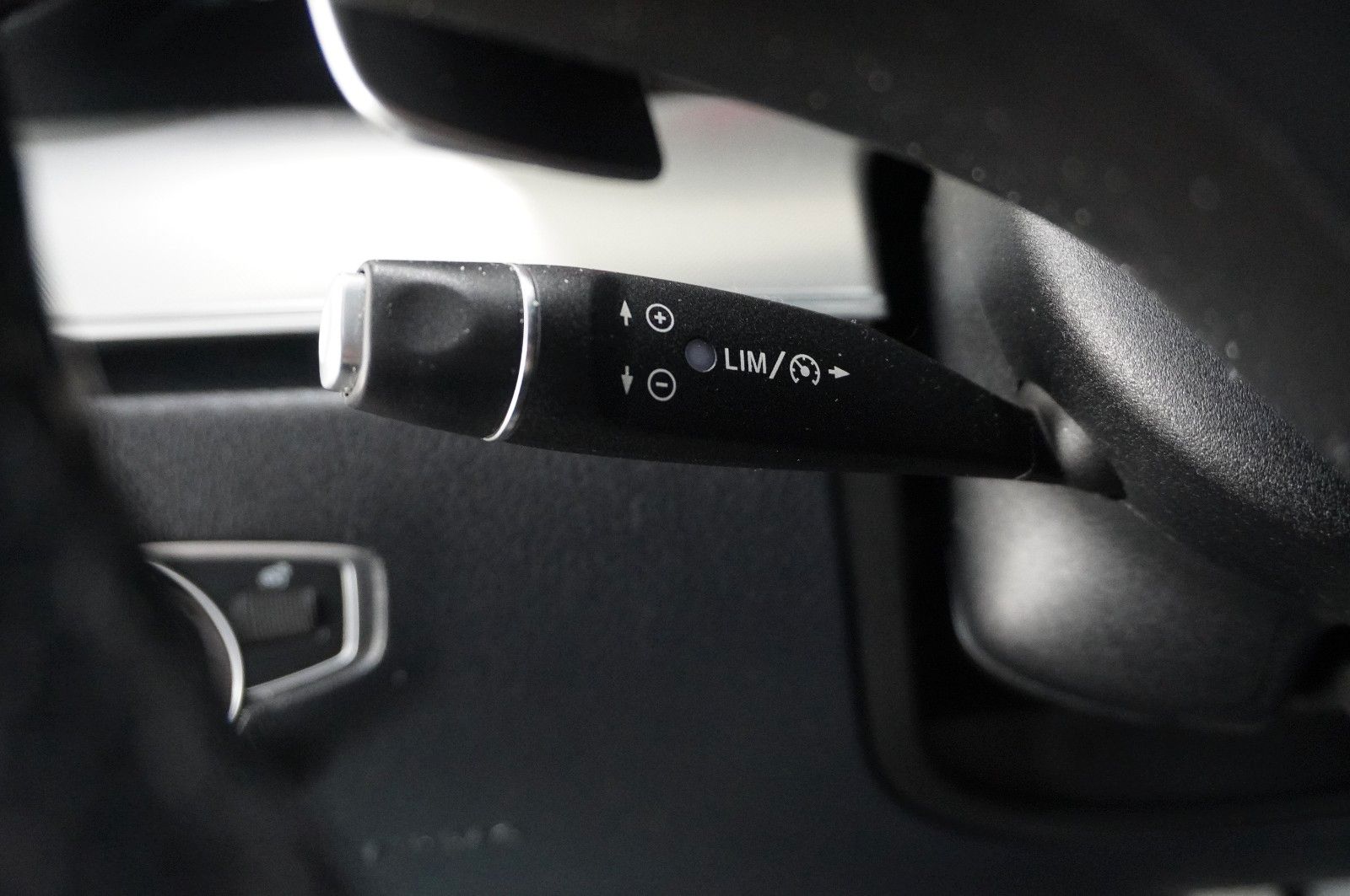 Fahrzeugabbildung Mercedes-Benz E 220D COUPE AVANTGARDE NAVI/LED/KAMERA/SH/PANO.