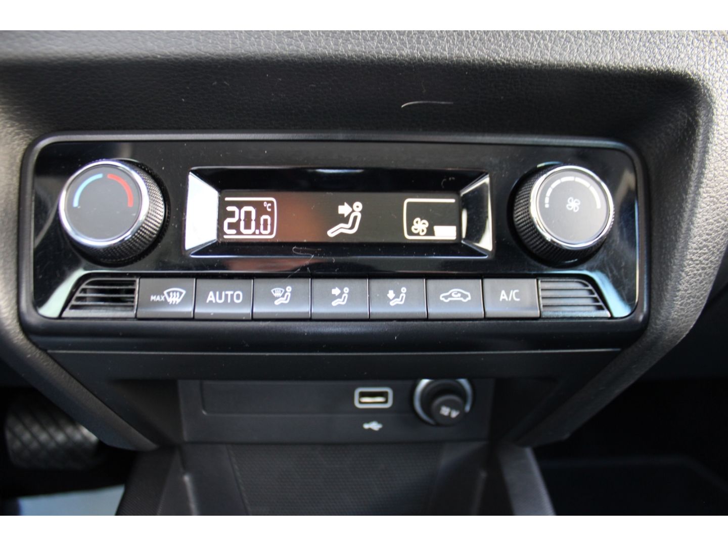 SKODA Fabia Combi Ambition 1.0 TSI DSG ACC LED DAB RFK - Image 25