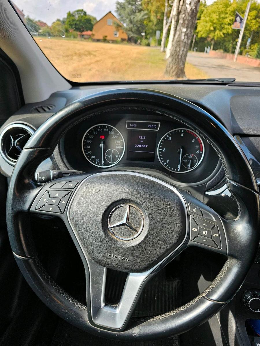 Mercedes-Benz B180 2012 — photo 10