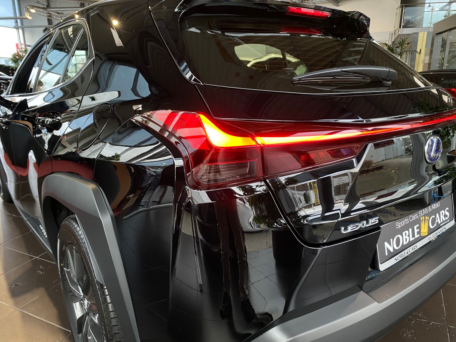 Fahrzeugabbildung Lexus UX 250h Launch Edition KLIMA LED NAV SHZ ALU