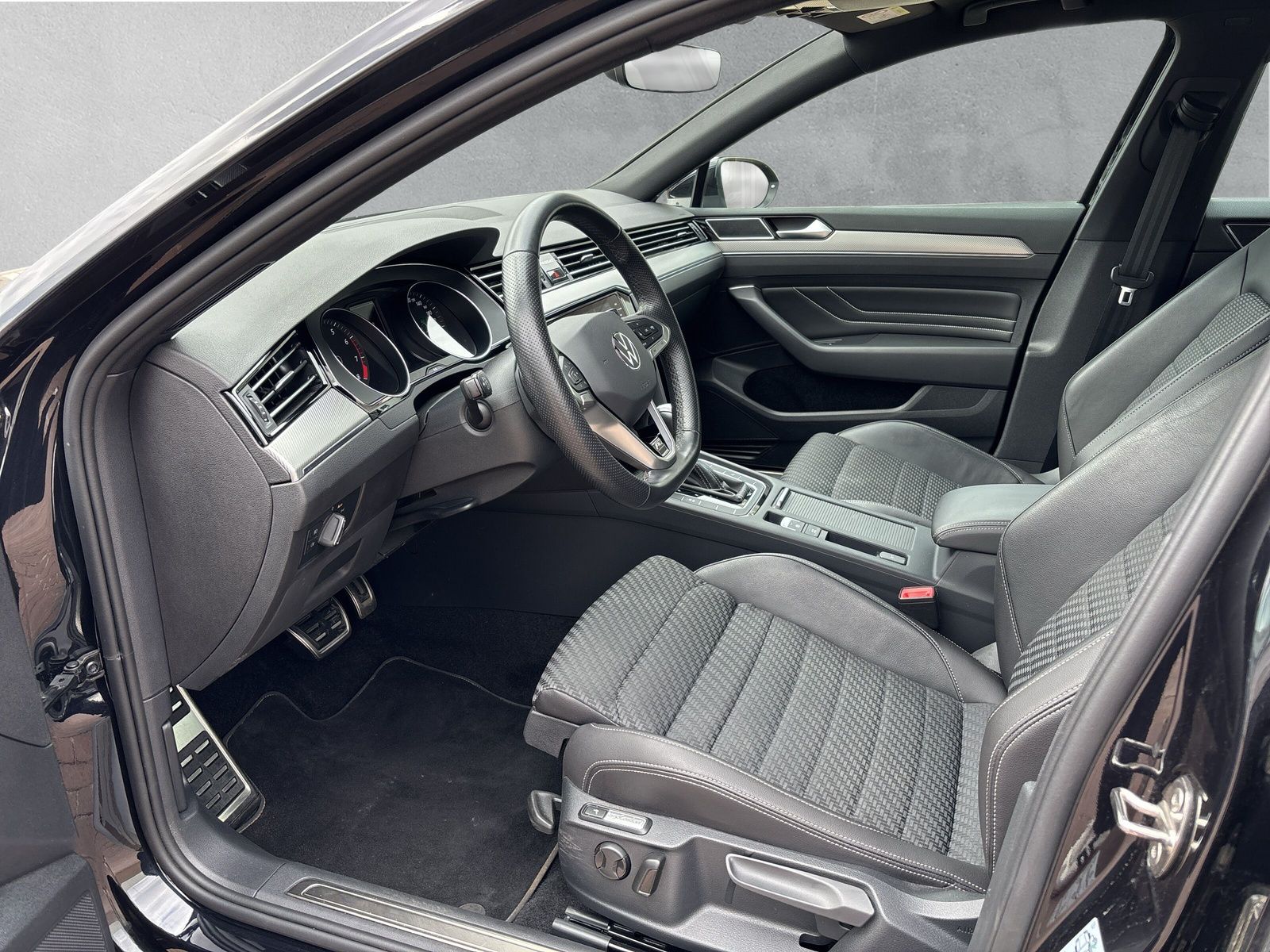 Fahrzeugabbildung Volkswagen Passat Variant Business 2.0 TSI DSG AHK App-Conn