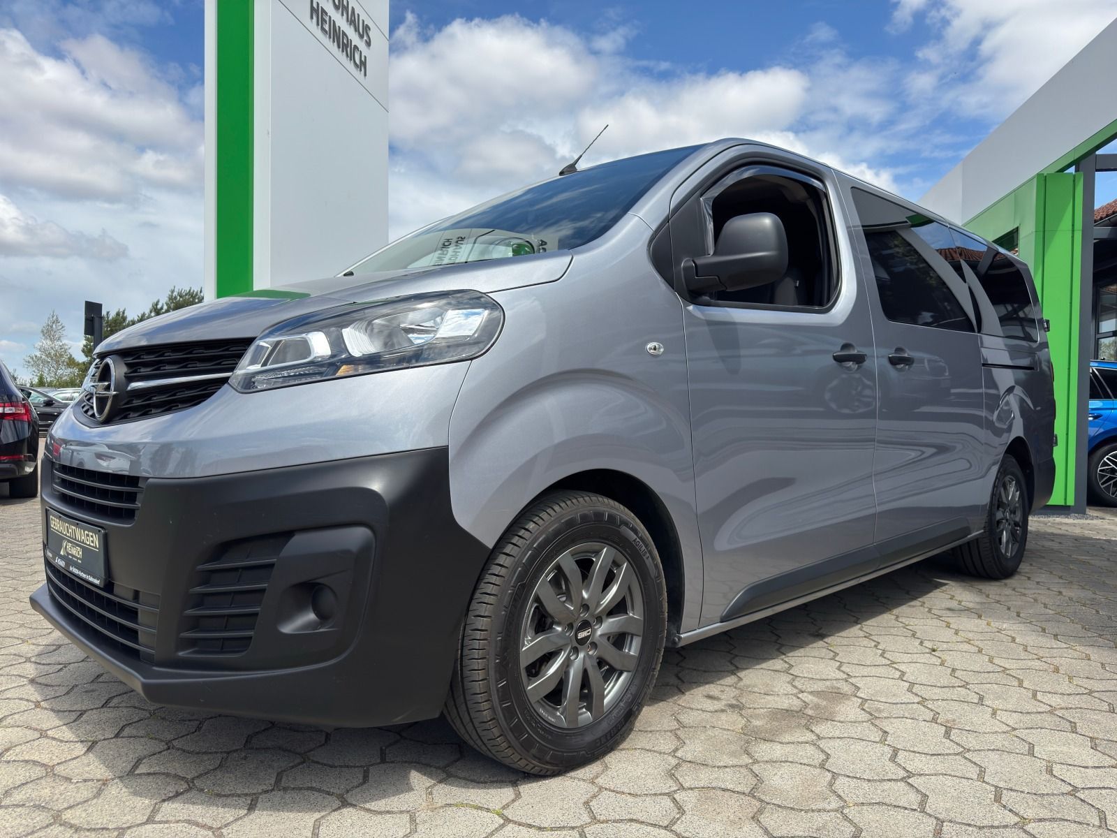 Fahrzeugabbildung Opel Vivaro L3 9Sitzer 144PS 6-Gang*AHK*RFK*Klima*Eur