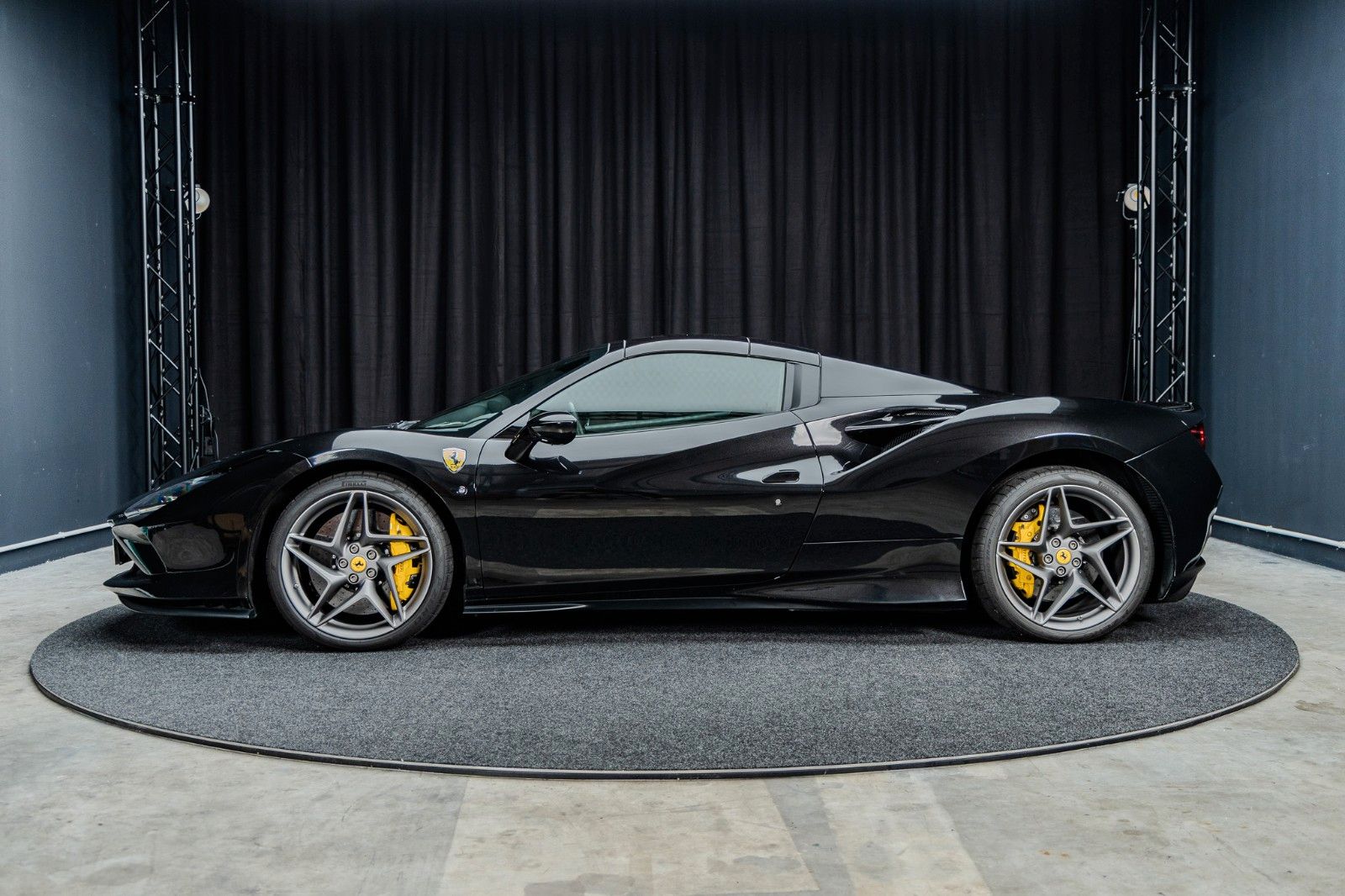 Fahrzeugabbildung Ferrari F8 Spider + Nero Daytona + Carbon + Lift + Garan
