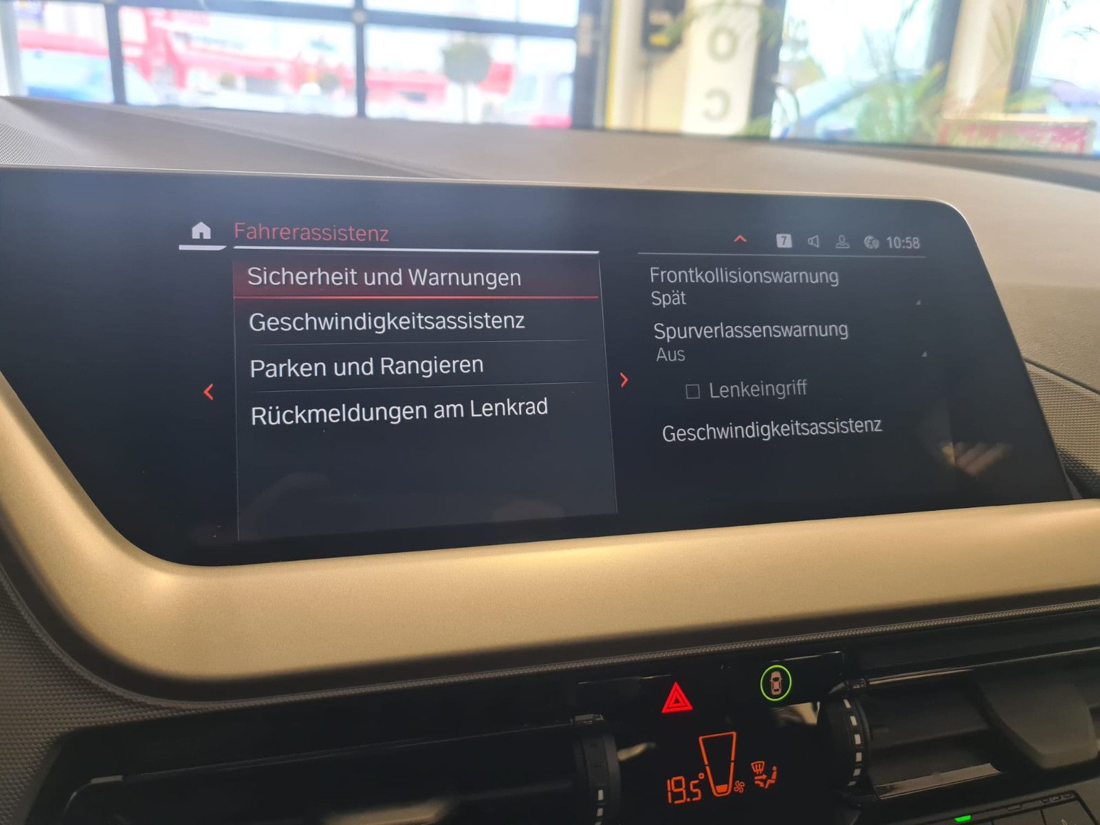 Fahrzeugabbildung BMW 118i Advantage / 1. Hand / LED / NAVI