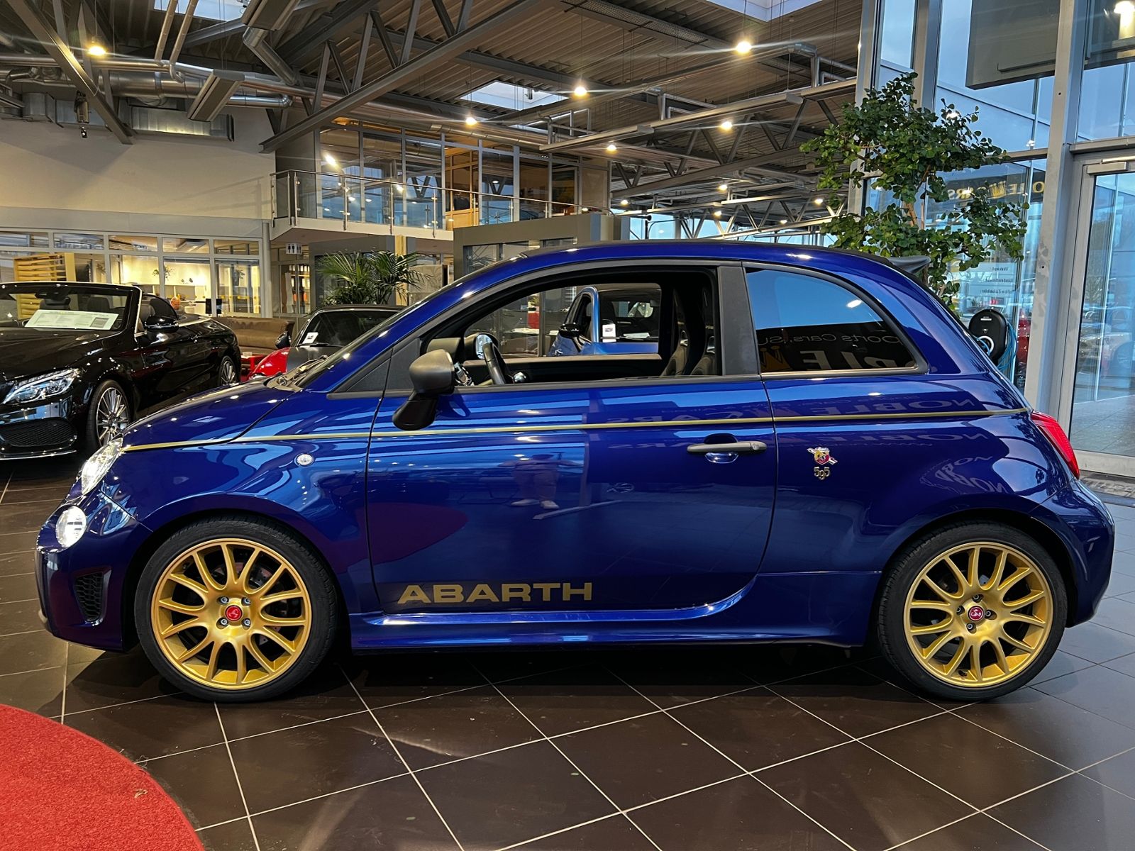 Fahrzeugabbildung Abarth 595C Scorpioneoro Turismo Aut  Sitzheizung RFK