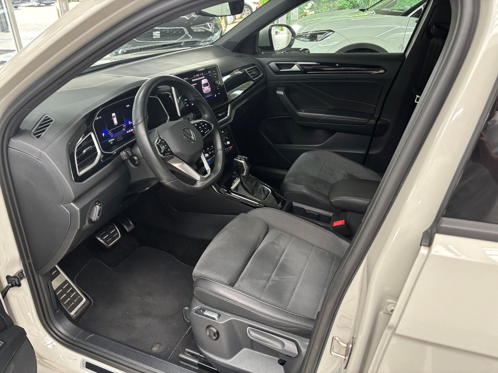 Fahrzeugabbildung Volkswagen T-Roc R-Line 1.5l TSI DSG + Kamera + AHK +