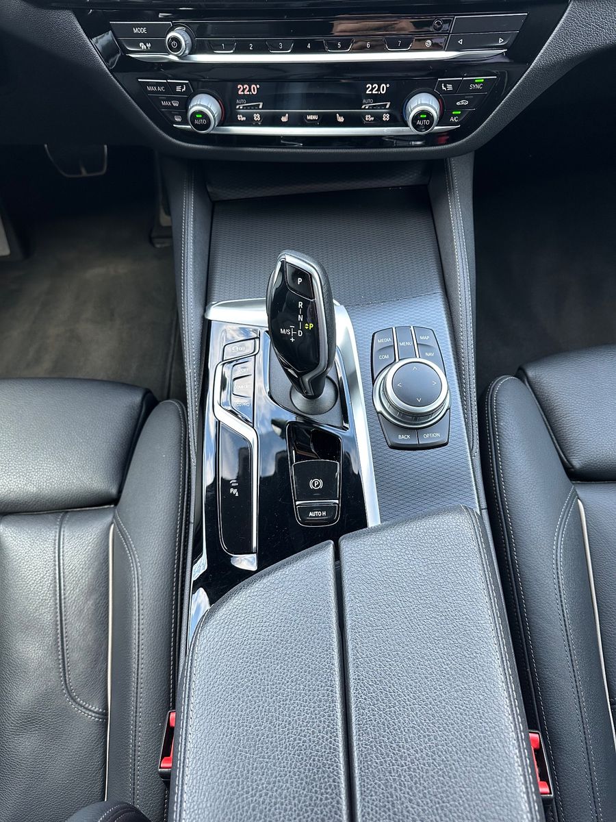 Fahrzeugabbildung BMW 540 i Touring xDrive M-Sport NAV+LED+HEAD-UP