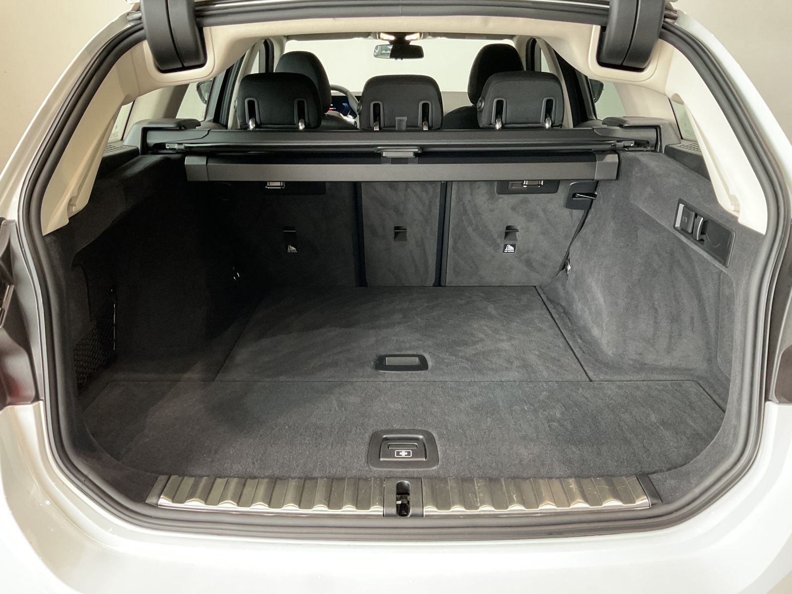 Fahrzeugeinzelansicht 13 Fahrzeugabbildung BMW 318i |Komfortzugang |Sitzheizung |Parking Assist
