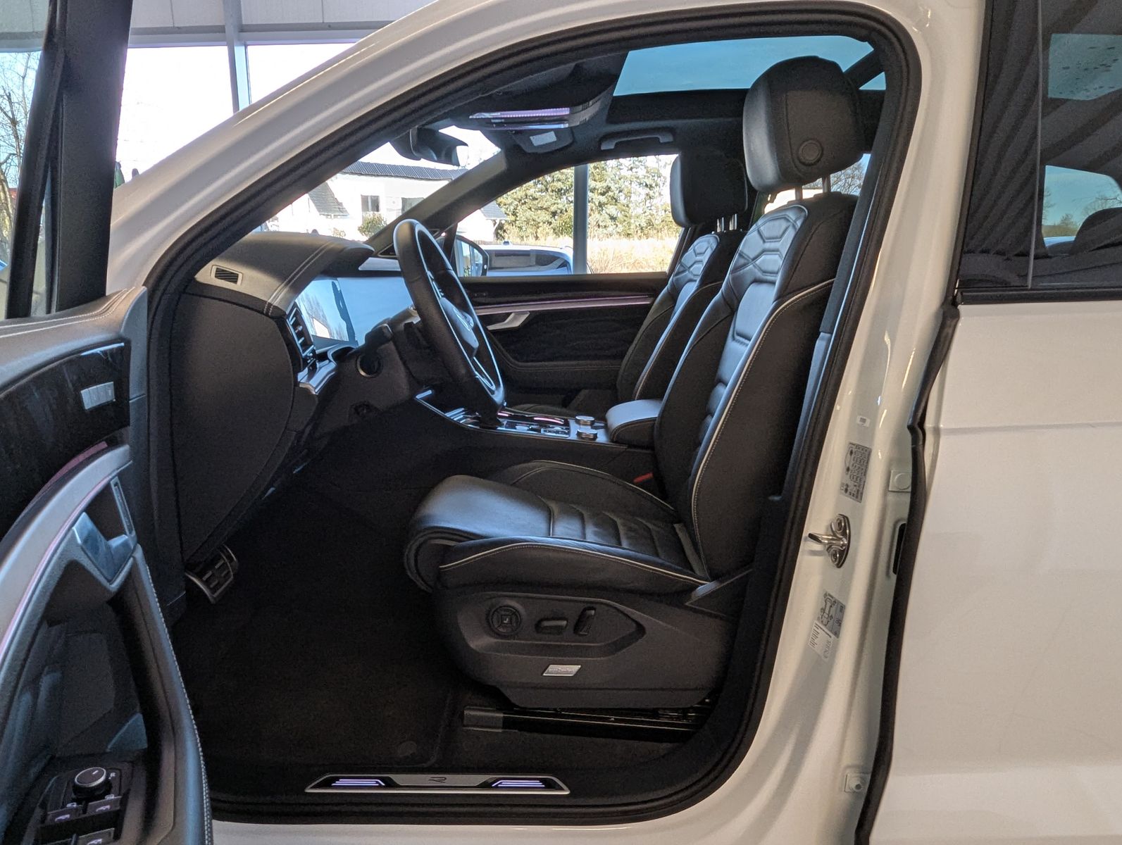 Fahrzeugabbildung Volkswagen Touareg 3.0TDI 4M R-Line VOLL Black 22" UPE 114T