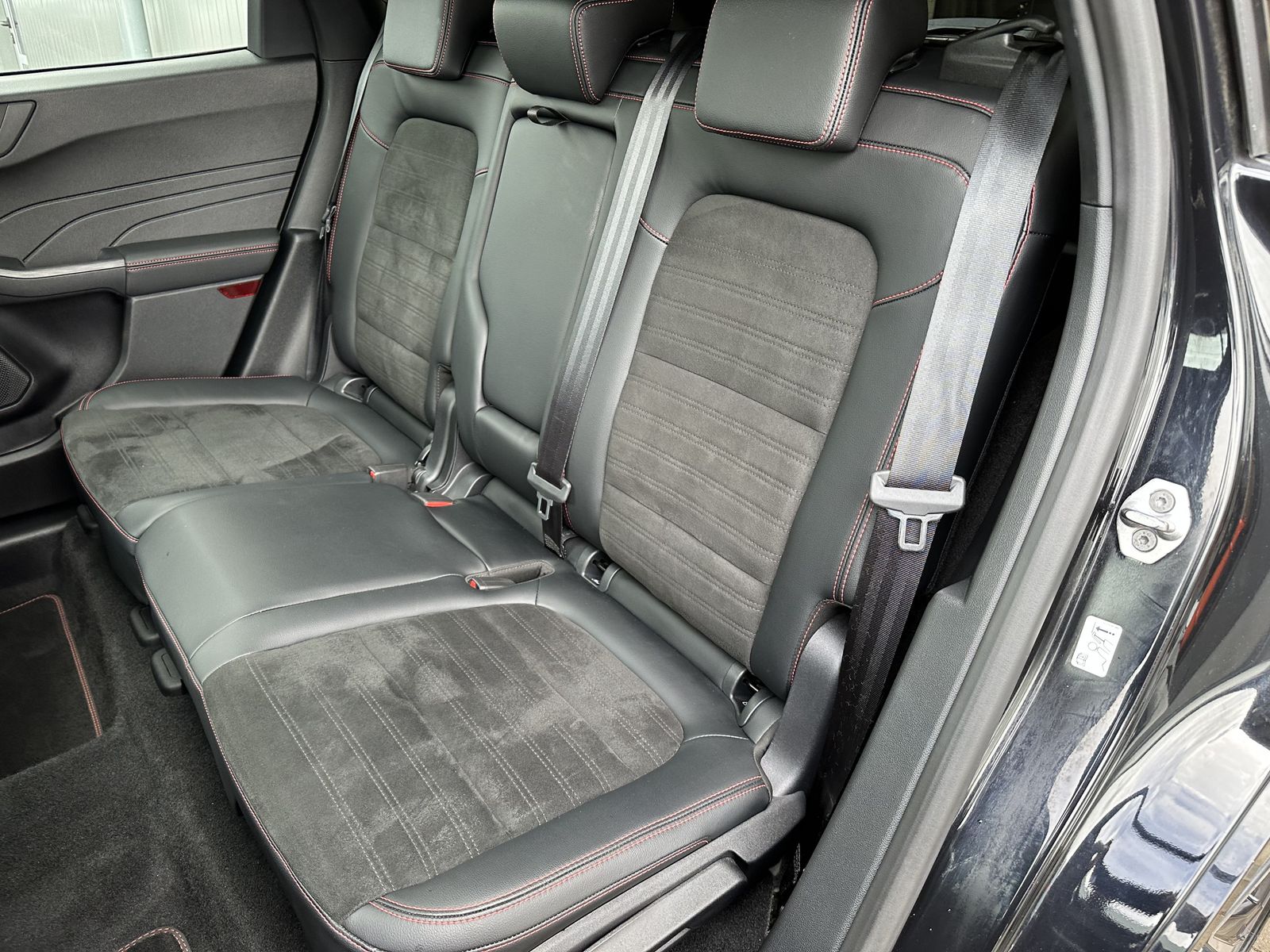 Fahrzeugabbildung Ford Kuga 2.0 EB 4x4 Aut. ST-Line X NAV+LED+PANO+AHK