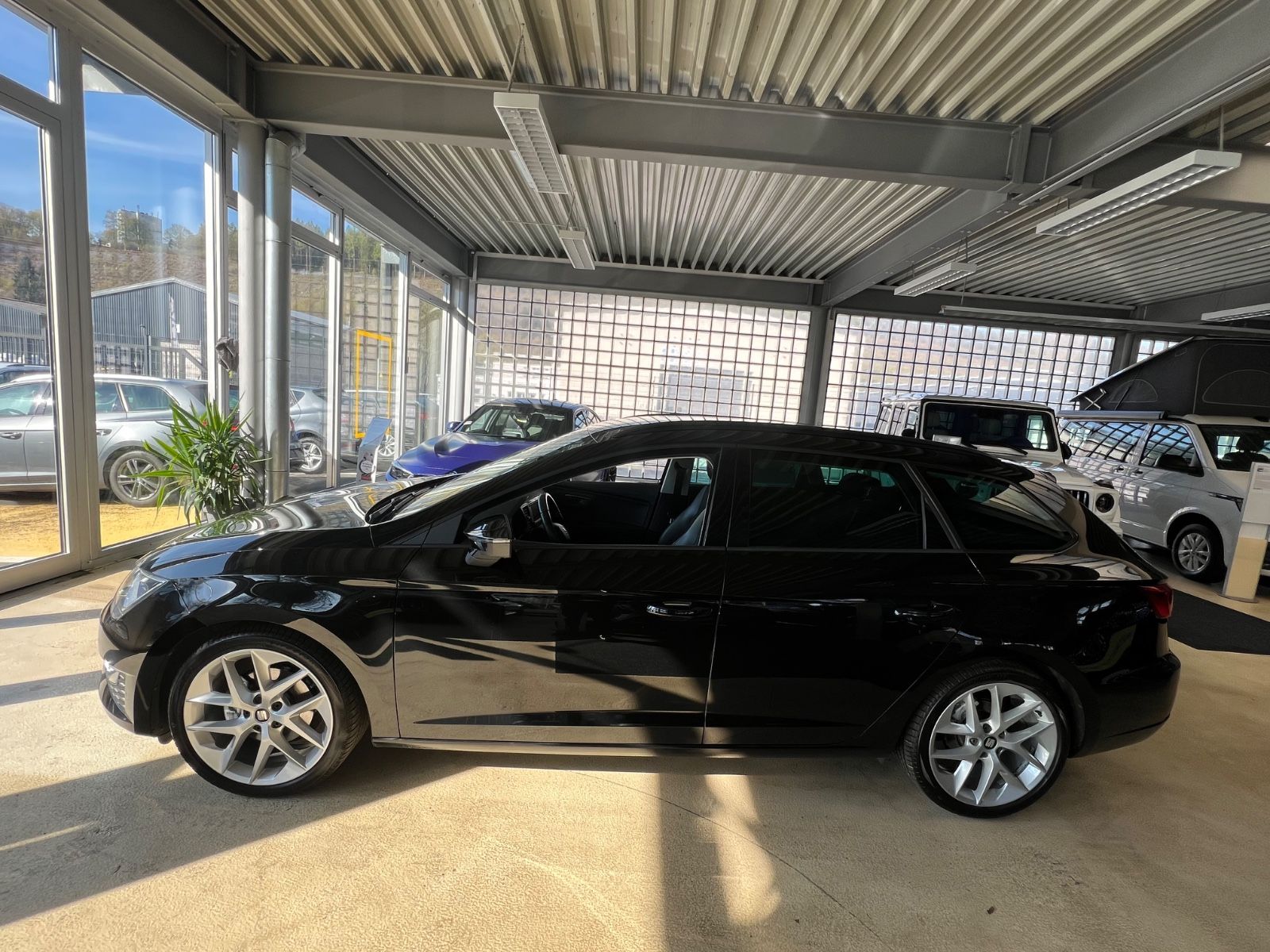 Fahrzeugabbildung SEAT Leon ST FR *LED*NAVI*BLUETOOTH*SITZHEIZUNG*