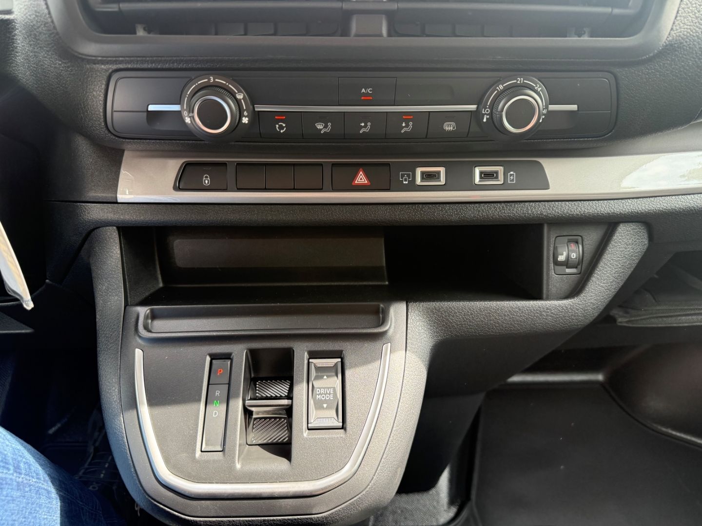 Fahrzeugabbildung Opel Vivaro 2.2 XL +SHZ+LHZ+Kamera+Laderaumschutz