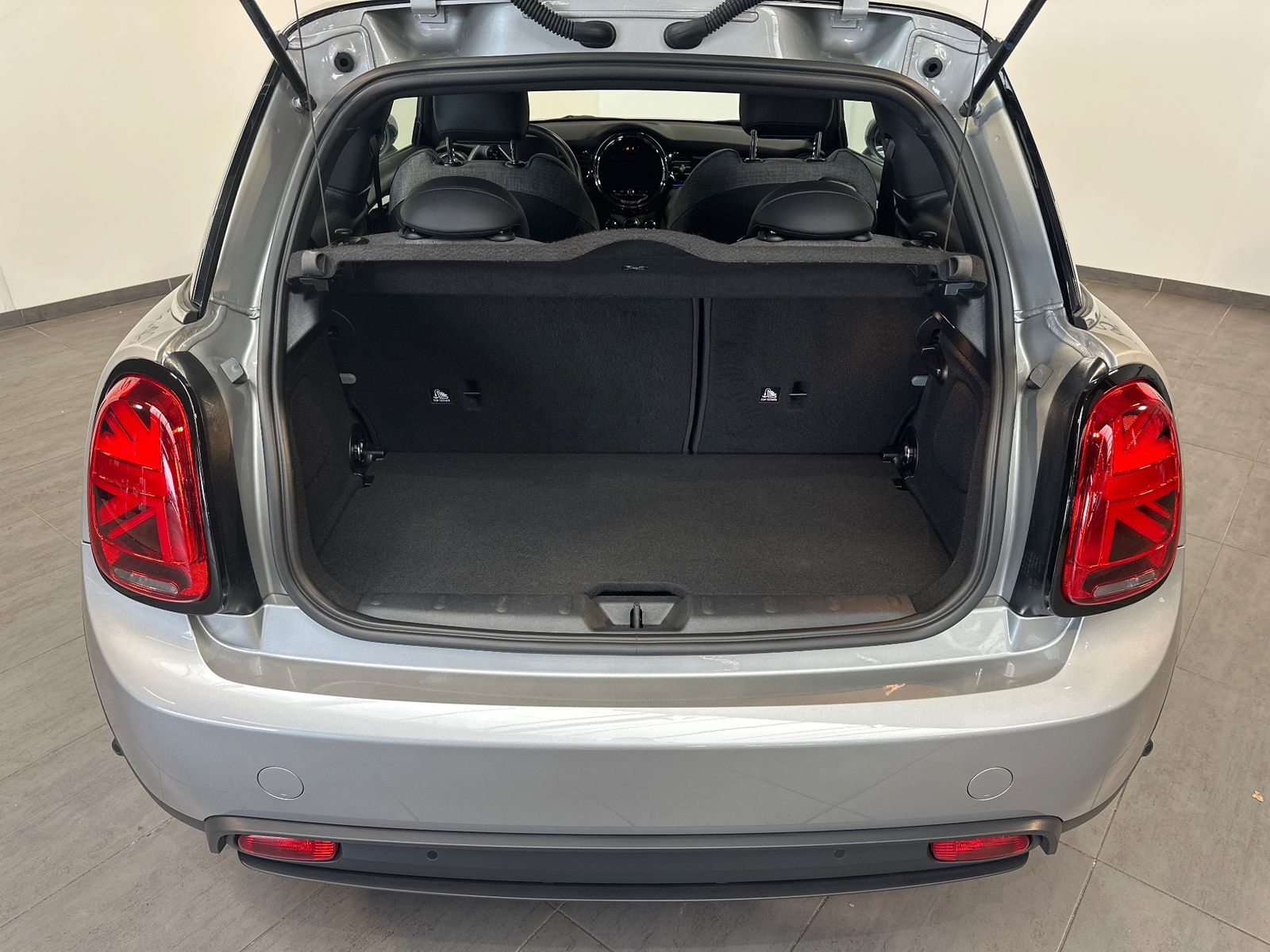 Fahrzeugabbildung MINI Cooper SE Classic Trim Black NAV+LED+KAM+SHZ