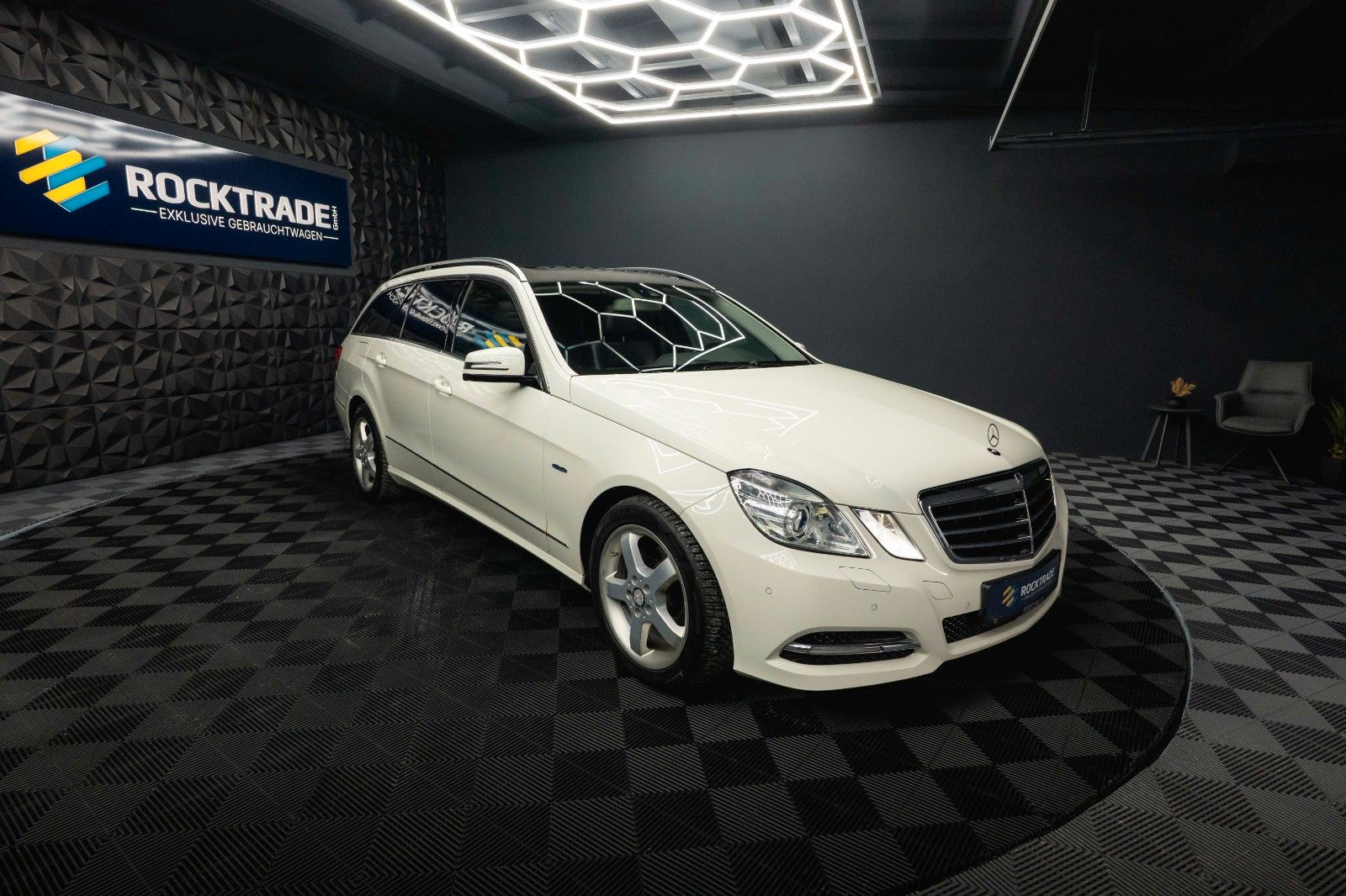Fahrzeugabbildung Mercedes-Benz E 220 T CDI BlueEfficiency Avantgarde *Bi-Xenon*