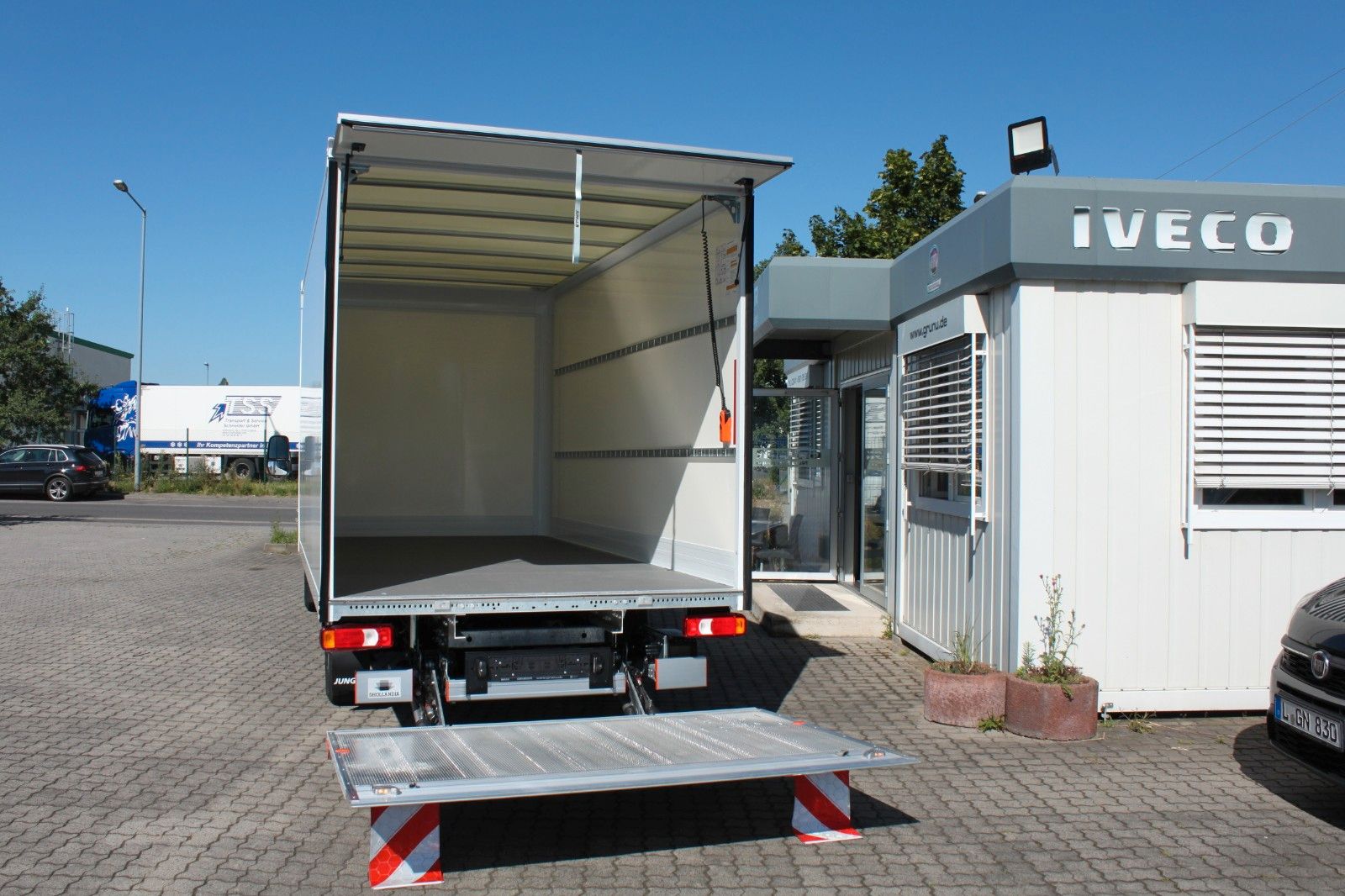 Fahrzeugabbildung Iveco Daily 35S16A8 Koffer mit Lbw 500 kg