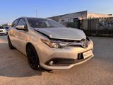 Toyota Auris 1.6 D-4D Lounge AUTO INCIDENTATA - Toyota Auris mit Diesel-Antrieb: 1.4