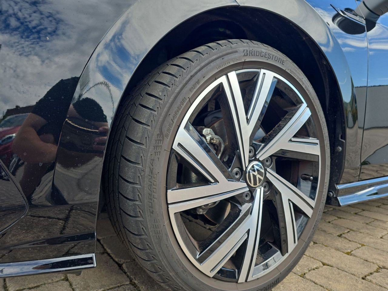 Fahrzeugabbildung Volkswagen Golf Variant R-Line 1.5 TSI IQ Pano AHK