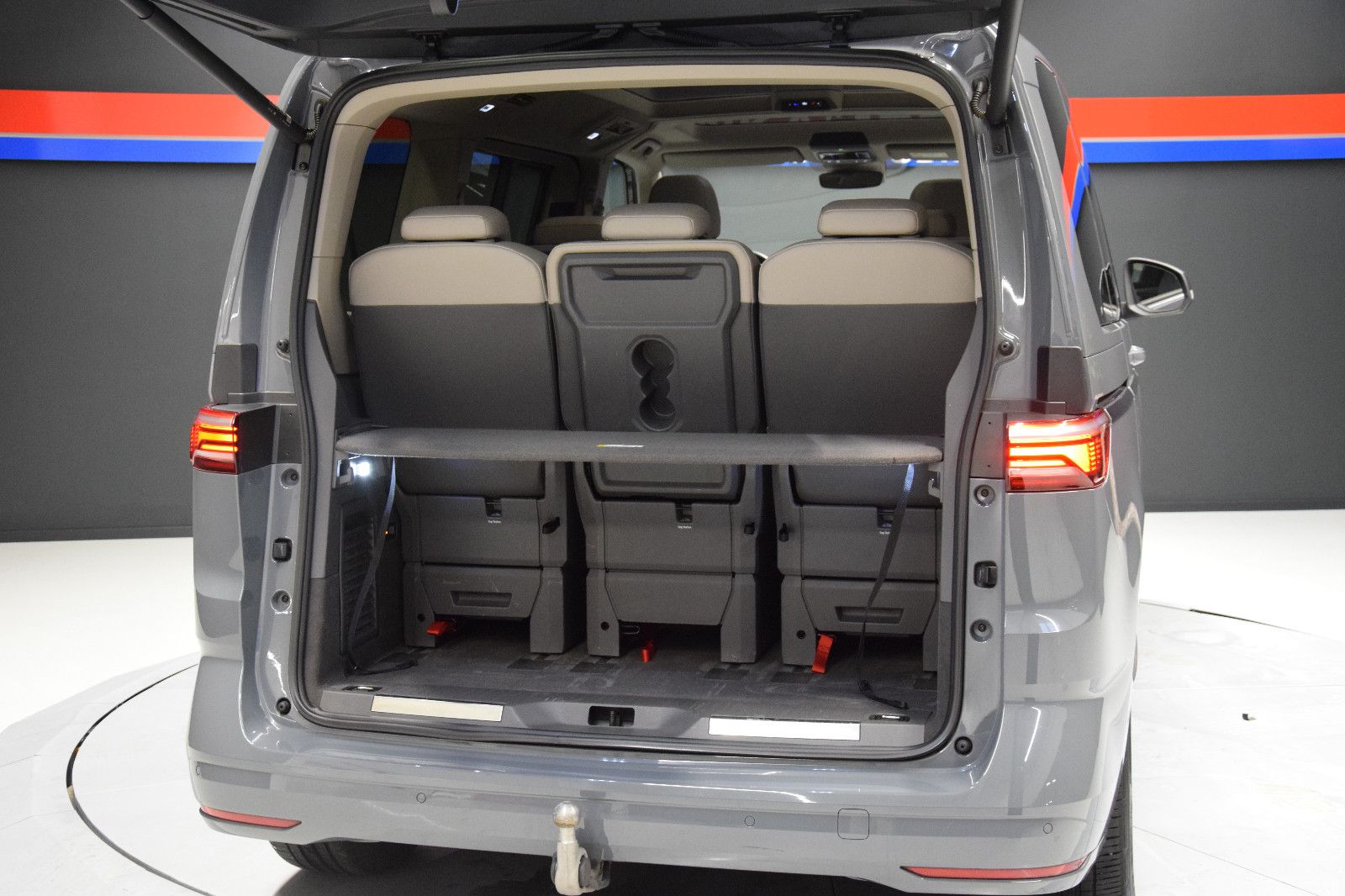Fahrzeugabbildung Volkswagen T7 Multivan Style Pano ACC IQ AHK Stndhzg Alcant