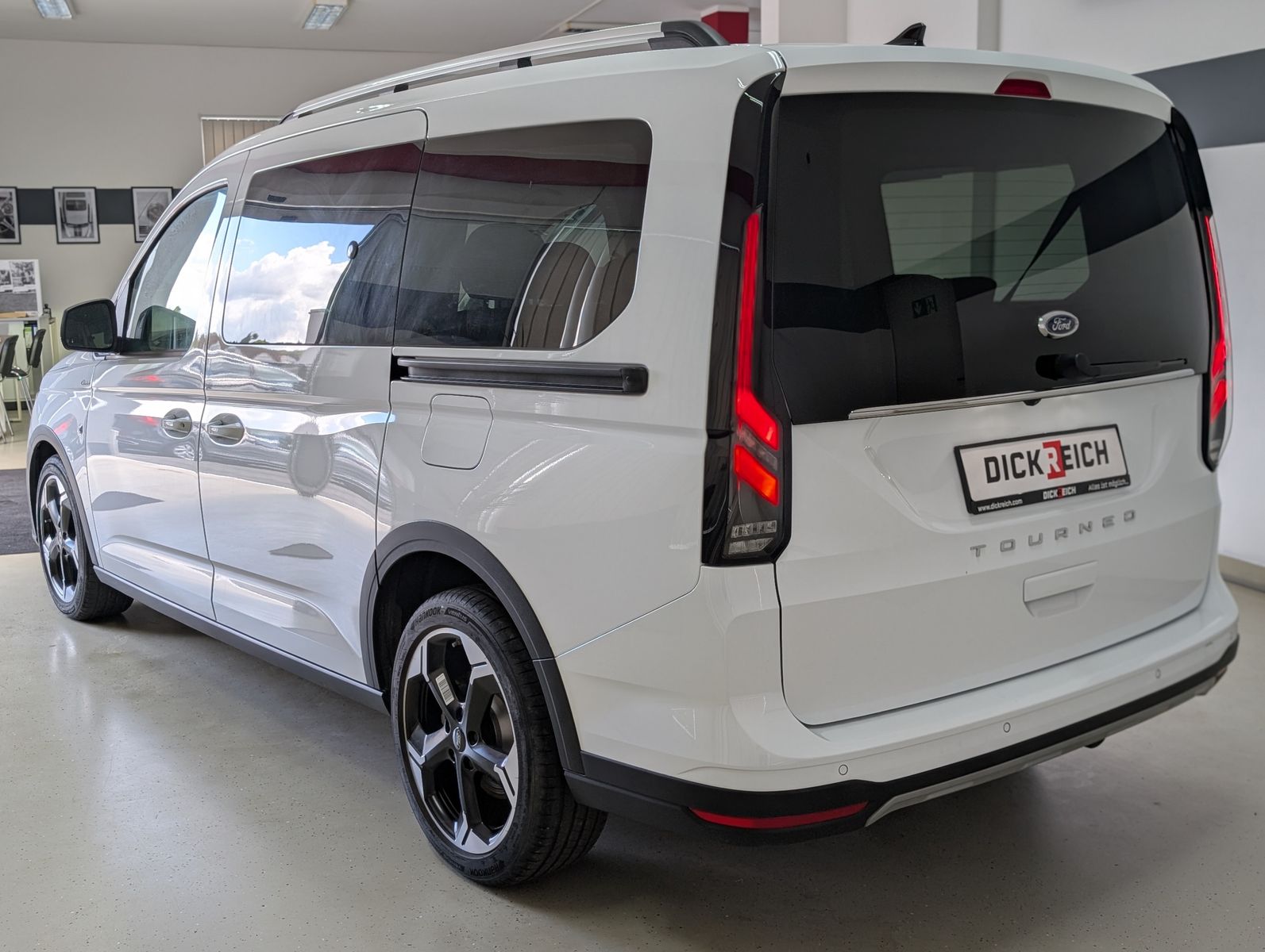 Fahrzeugabbildung Ford Tourneo Connect L2 Active 7-SI Bi-LED PANO AHK C