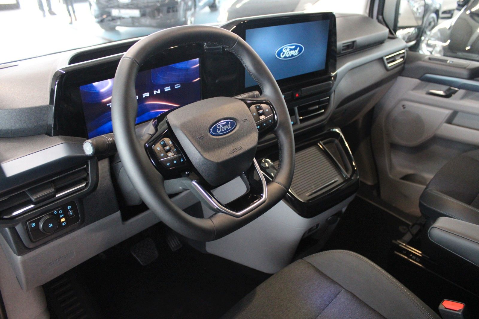 Fahrzeugabbildung Ford Tourneo Custom PHEV ACTIVE 8-Sitzer B&O NAVI LED