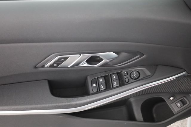 BMW 330, 2022 — 23