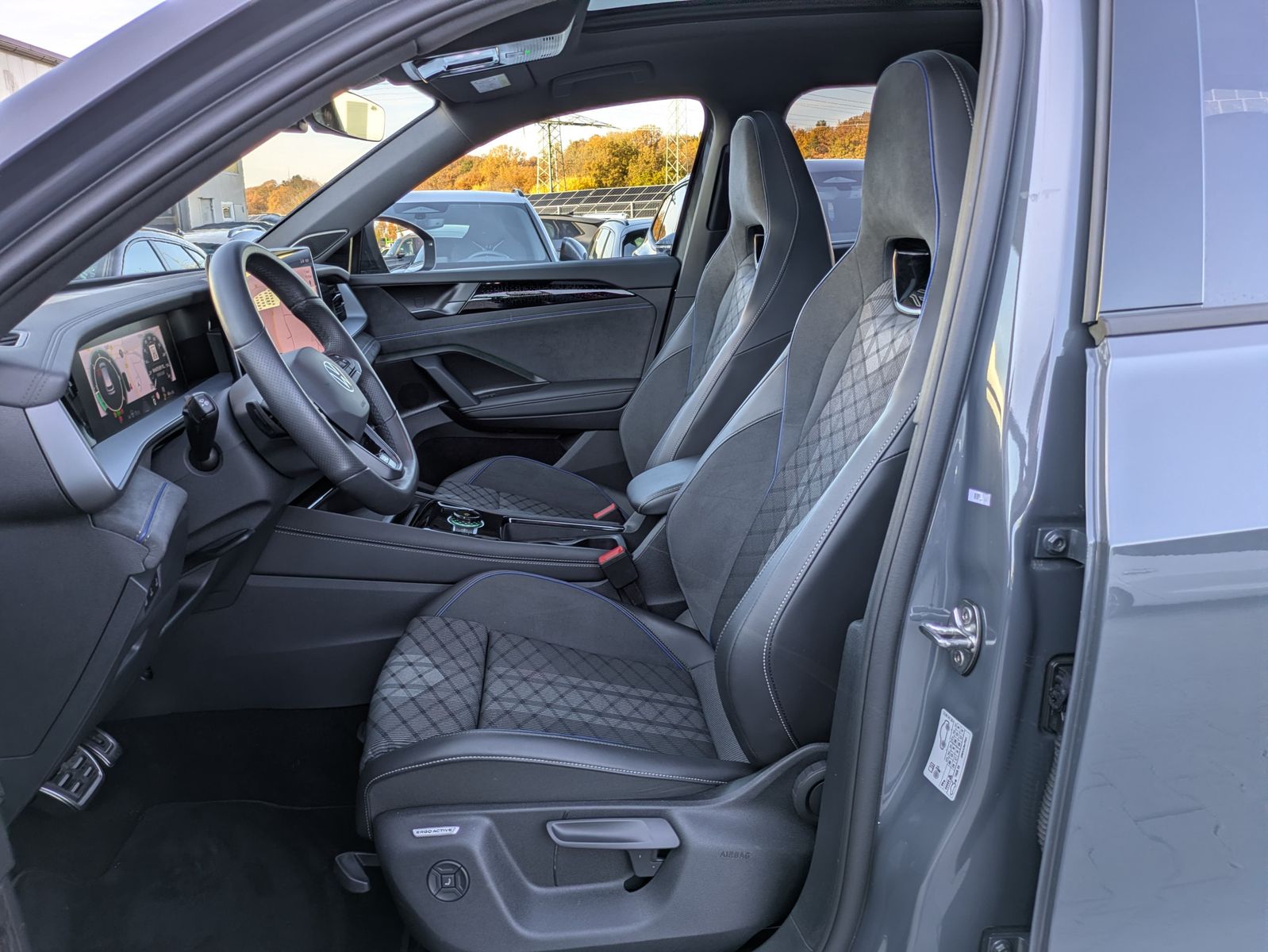 Fahrzeugabbildung Volkswagen Tayron 2.0 TDI 4M R-Line BLACK*7Si*MATRIX*PANO