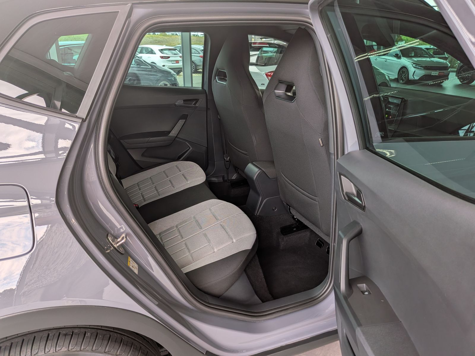Fahrzeugabbildung SEAT Arona 1.5 TSI FR-LINE Black AHK*ACC*KAMERA*LED