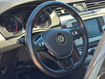 Volkswagen Passat - 11