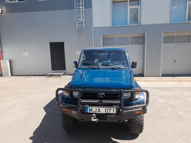 Toyota Land Cruiser HZJ71