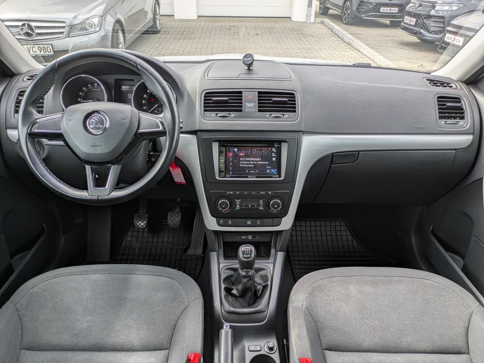 Fahrzeugabbildung SKODA Yeti 2.0 TDI Ambition 4x4 AHK*TEMP*PDC*SHZ