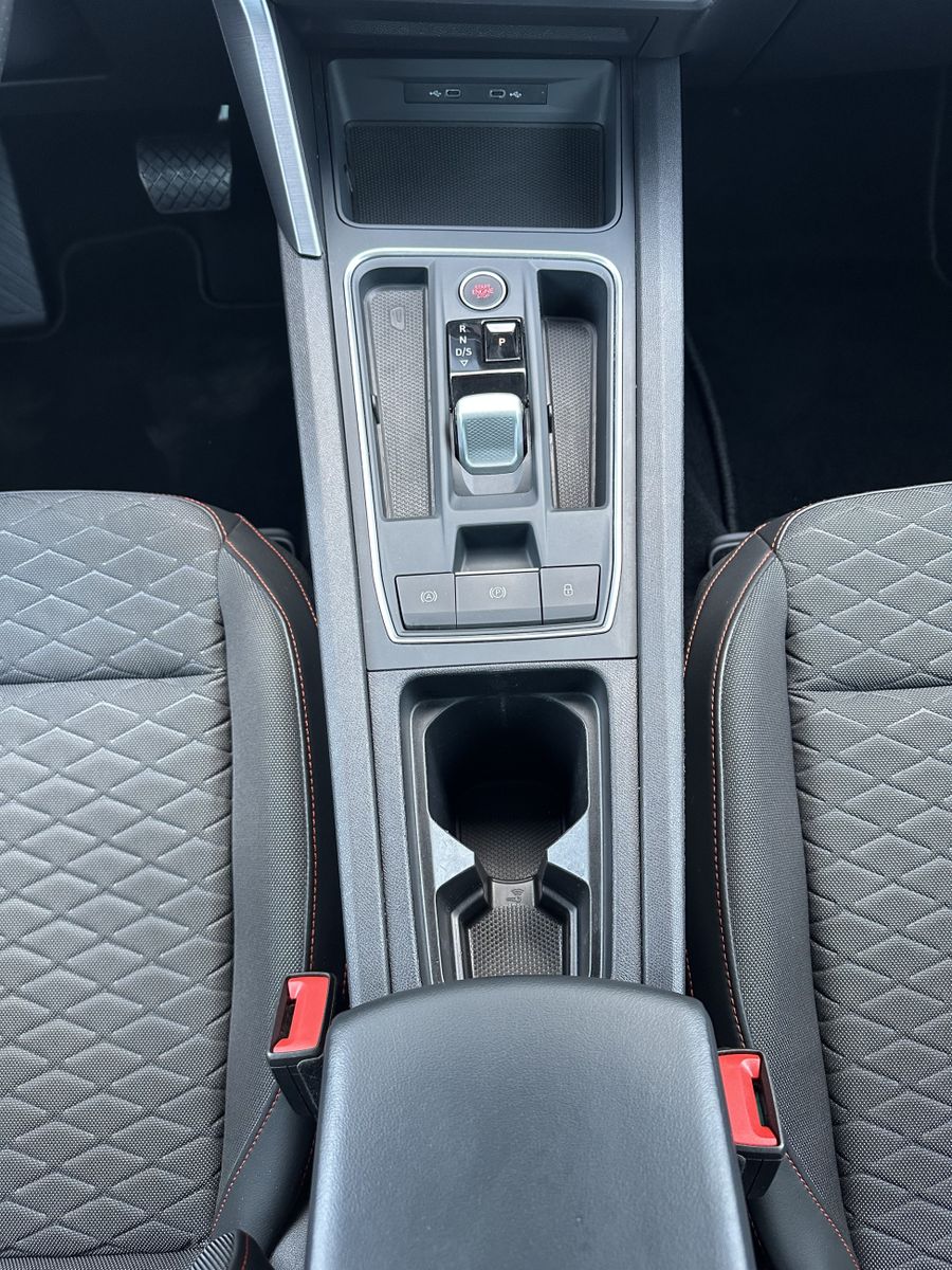 Fahrzeugabbildung SEAT Leon 1.5 eTSI DSG FR NAV+LED+KAMERA+18ZO+LHZ+VC