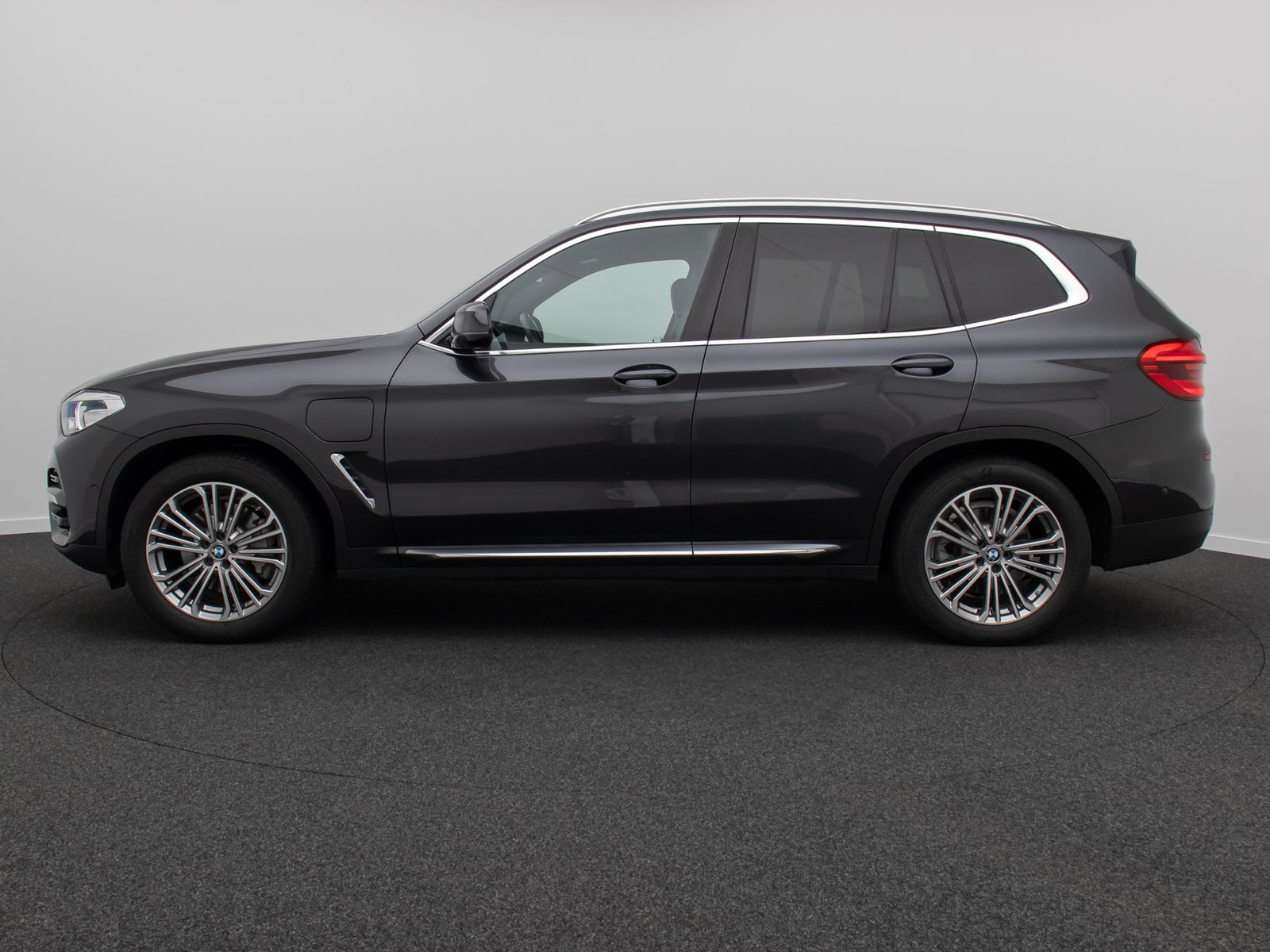 Fahrzeugabbildung BMW X3 xD30e LuxuryLine HUD DAB HiFi Panorama 19Zoll