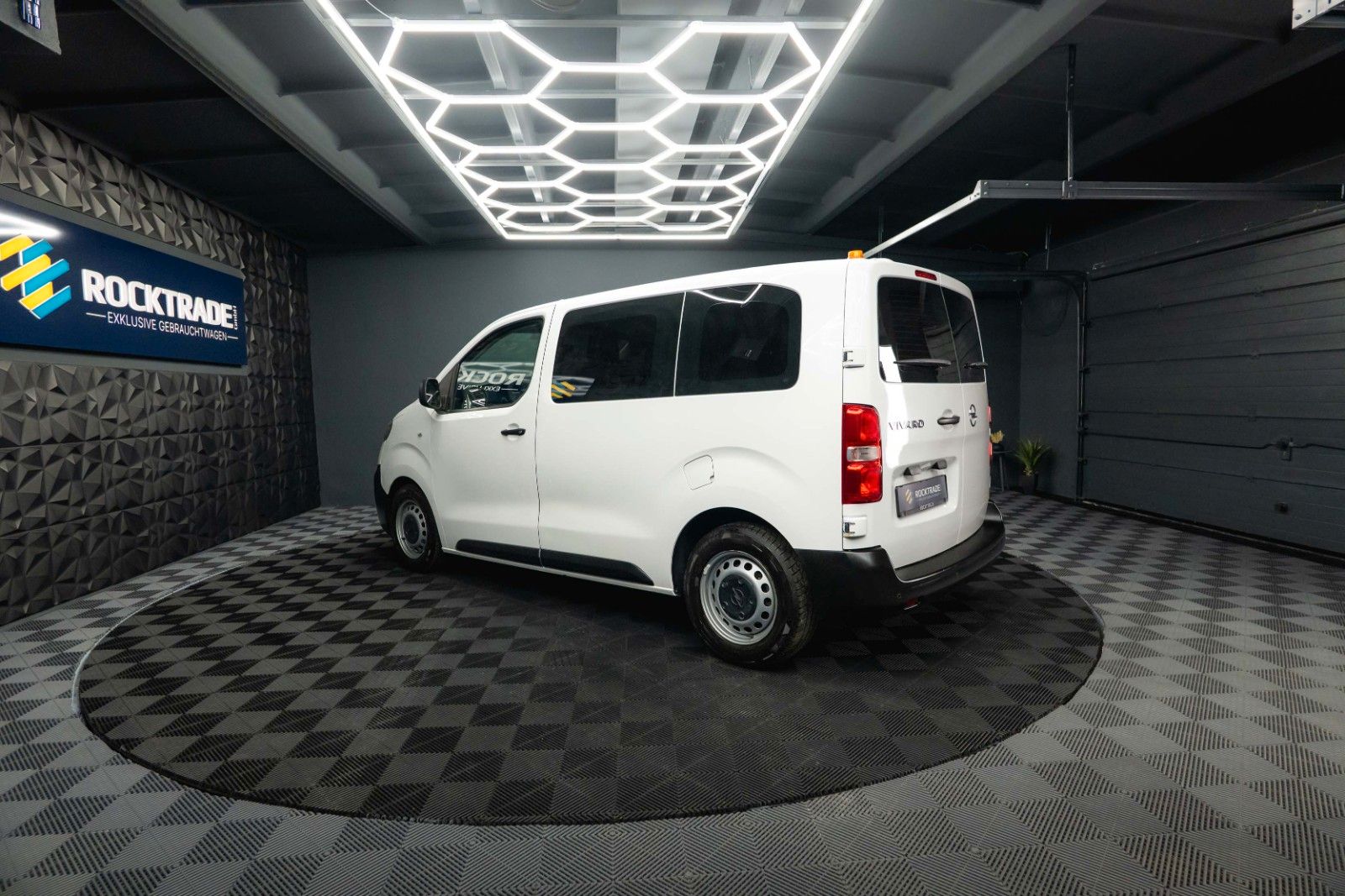 Fahrzeugabbildung Opel Vivaro Kombi S | 9 Sitze | Klima | DAB | TÜV NEU