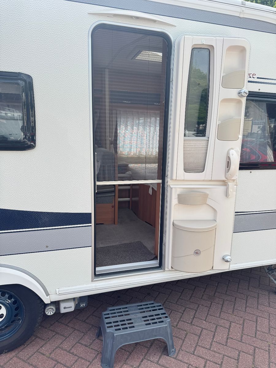 Fahrzeugabbildung Hobby 545 KMF DE LUXE SAT TV MOVER RUNDSITZGRUPPE