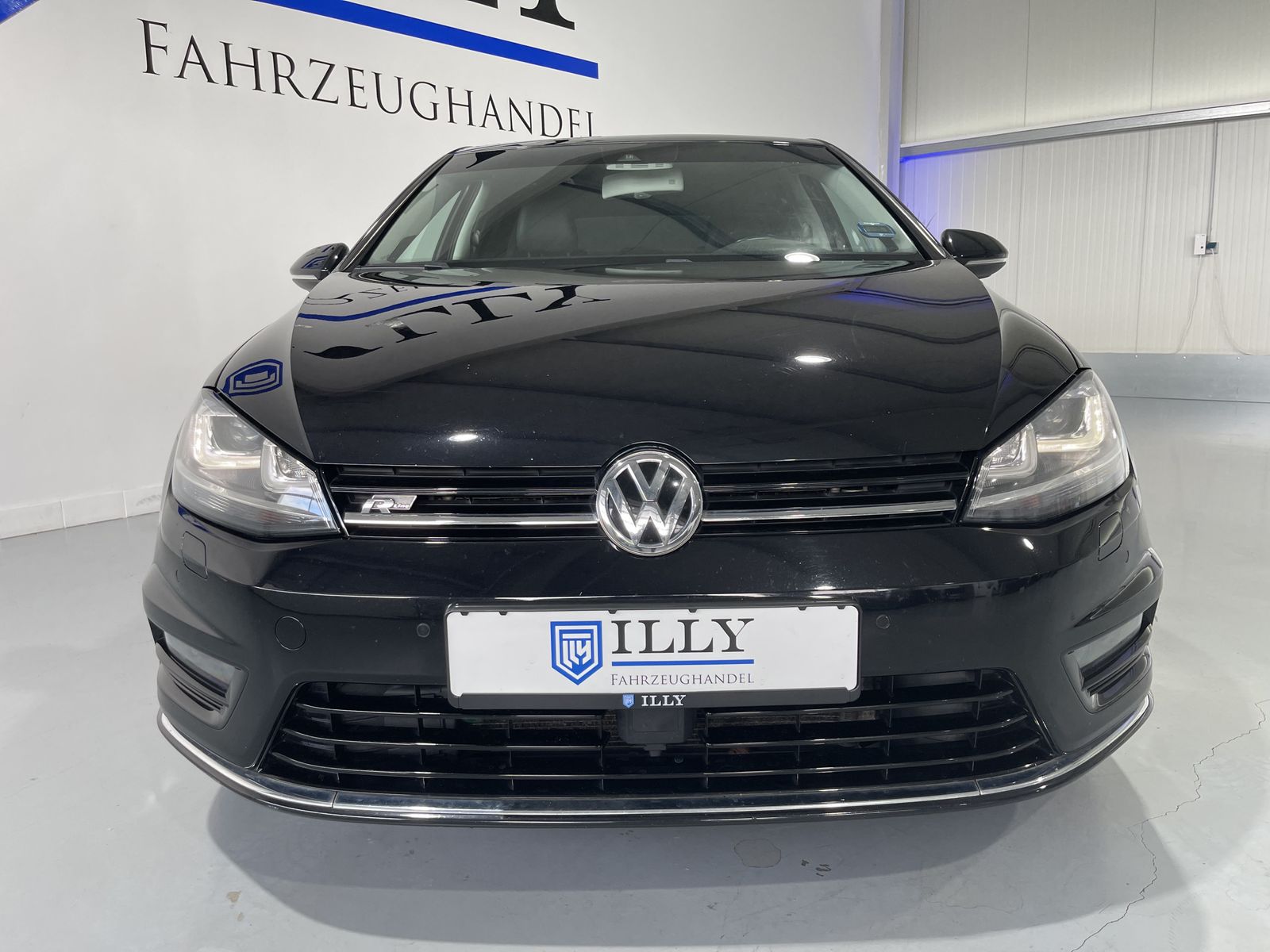 Fahrzeugabbildung Volkswagen Golf R-Line 2.0 TDI*SoftClose*LED*Cam*AHK*DVD*