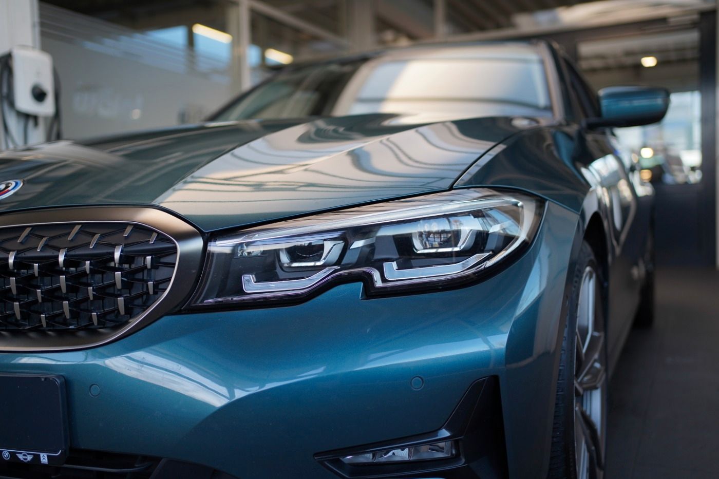 Fahrzeugabbildung BMW 320i Advantage Head Up+Parking u. Driving Ass.++