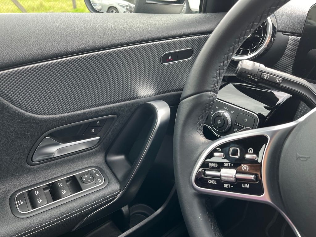 Fahrzeugabbildung Mercedes-Benz A 180 Progressive Navi LED SHZ SpurH KAM DAB